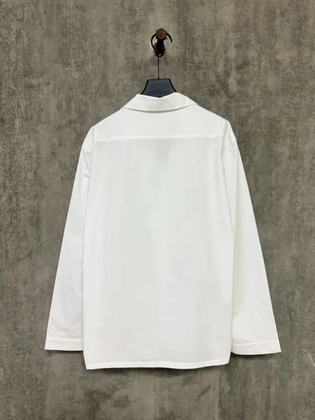 【Miumiu公式旗艦店】ミュウミュウ  シャツ ご好評に付き再入荷  250219