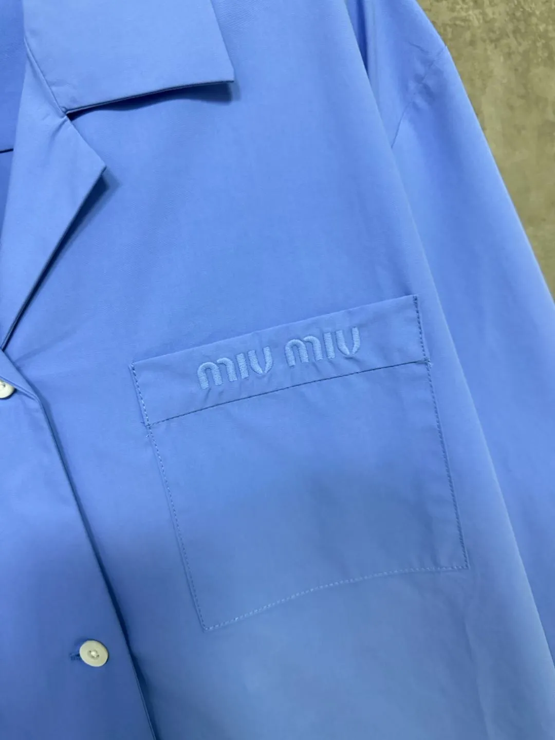 【Miumiu公式旗艦店】ミュウミュウ  シャツ ご好評に付き再入荷  250219