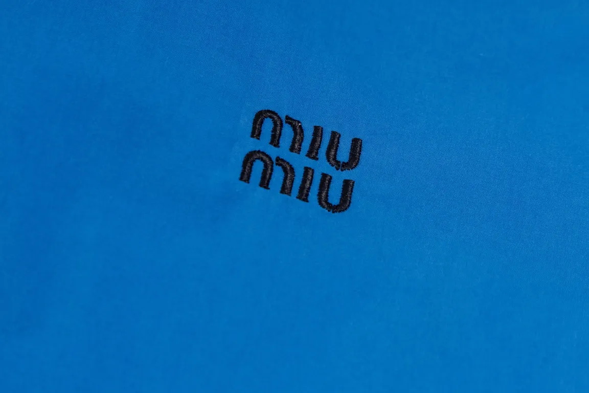 【Miumiu  公式旗艦店】ミュウミュウ  シャツ ご好評に付き再入荷  250219