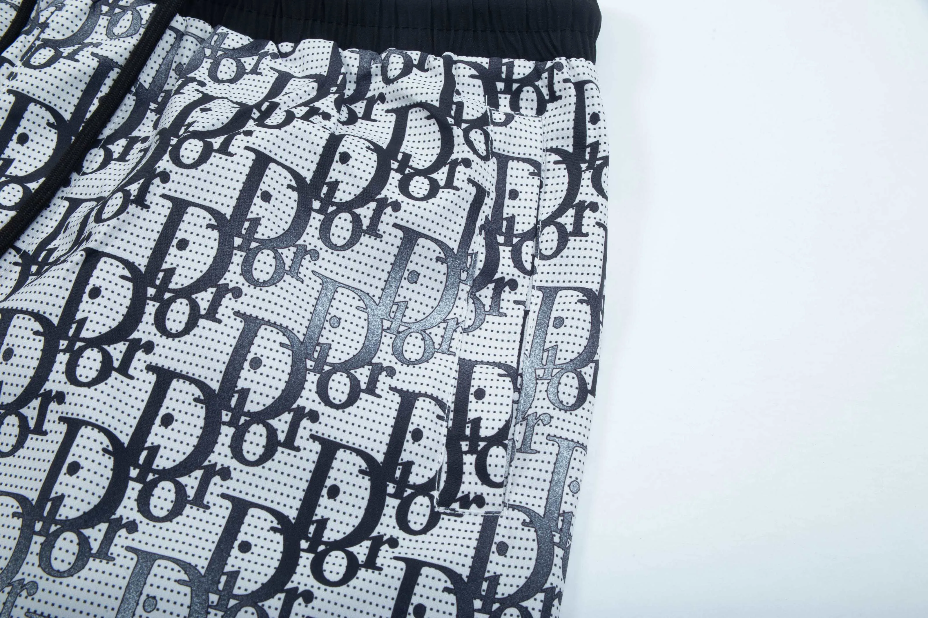 【DIOR  公式旗艦店】ディオール  ショートパンツご好評に付き再入荷！250225