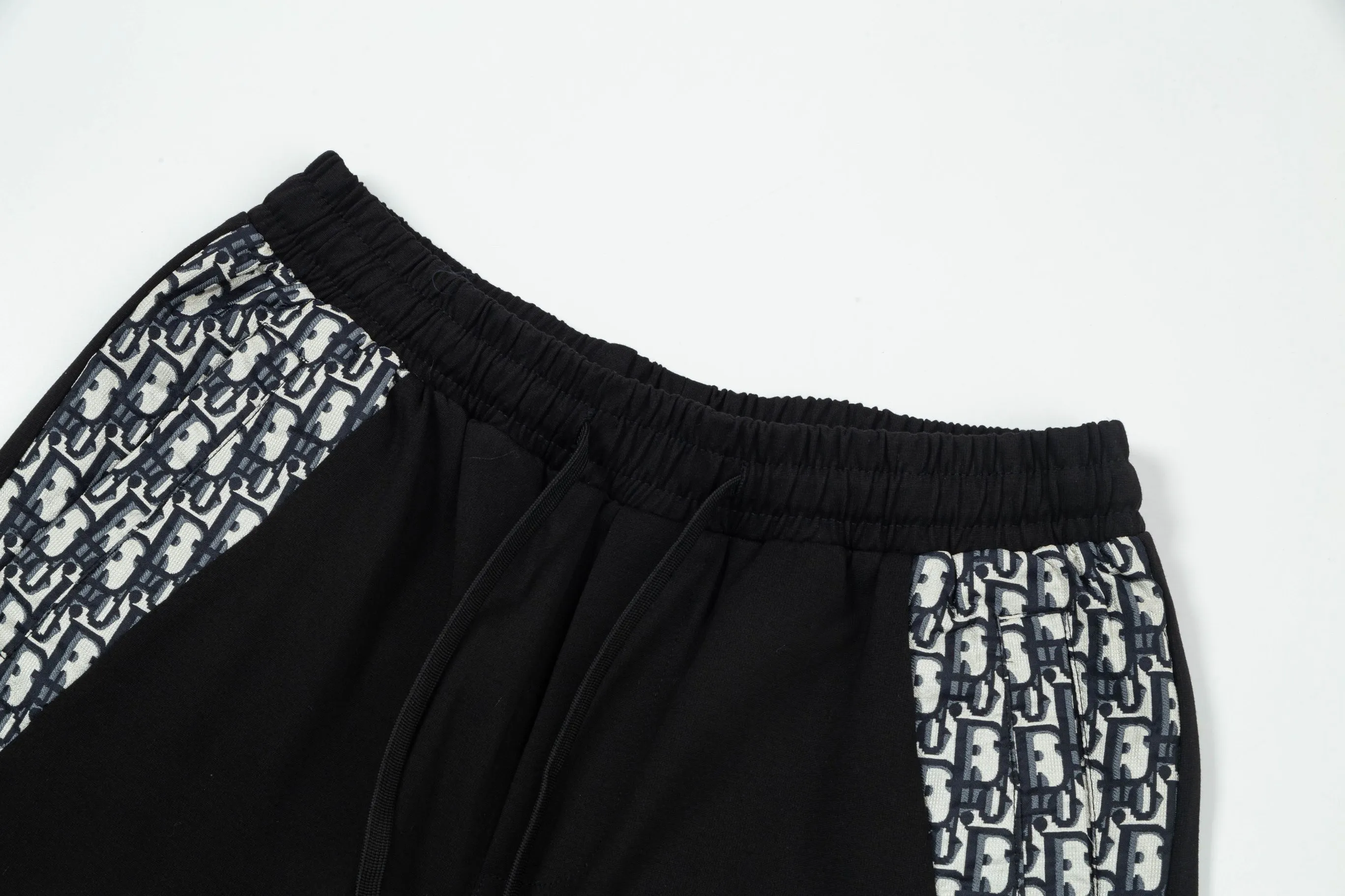 【DIOR  公式旗艦店】ディオール  ショートパンツご好評に付き再入荷！250225