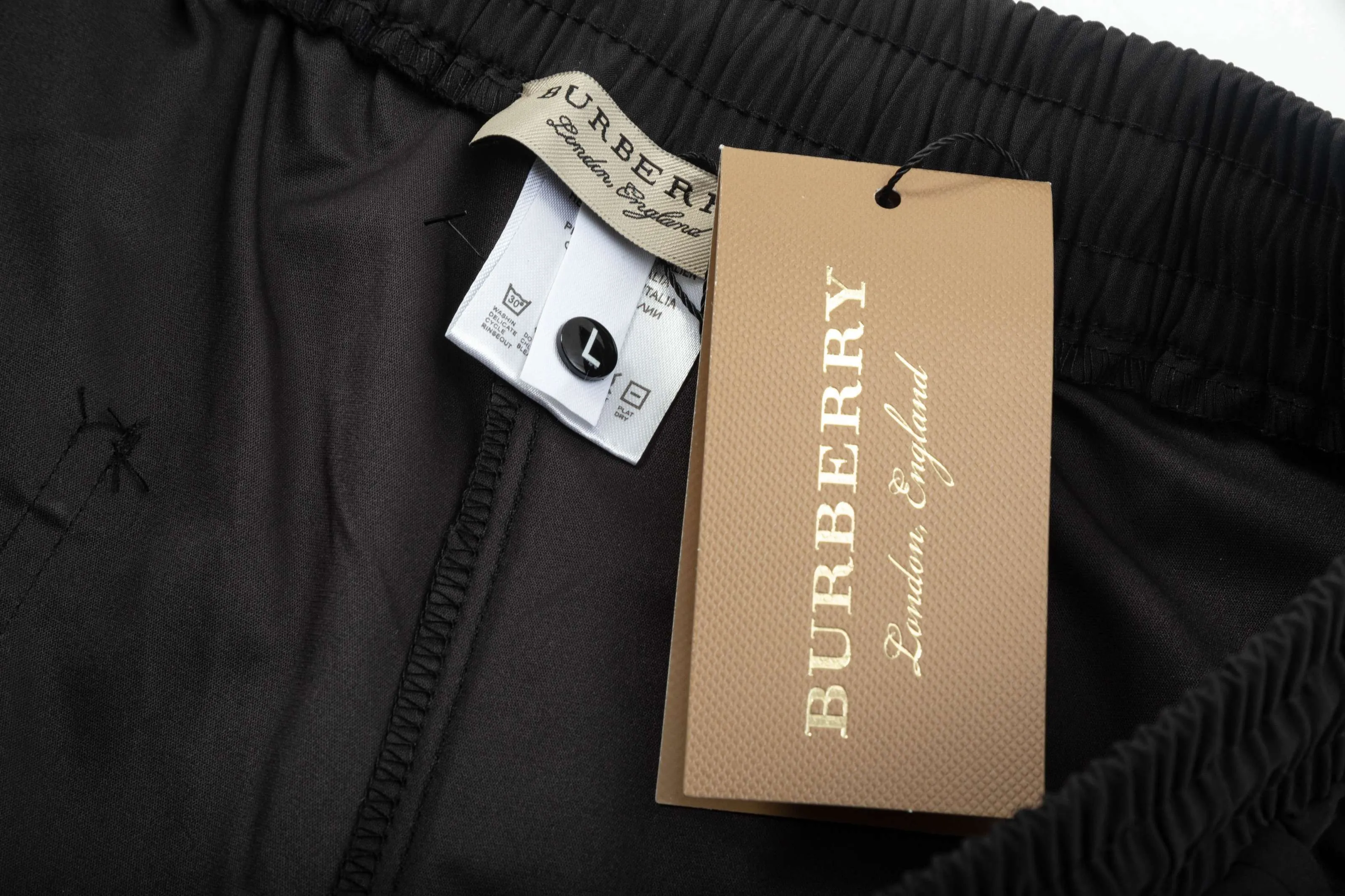 【BURBERRY  公式旗艦店】バーバリー  ショートパンツご好評に付き再入荷！250226