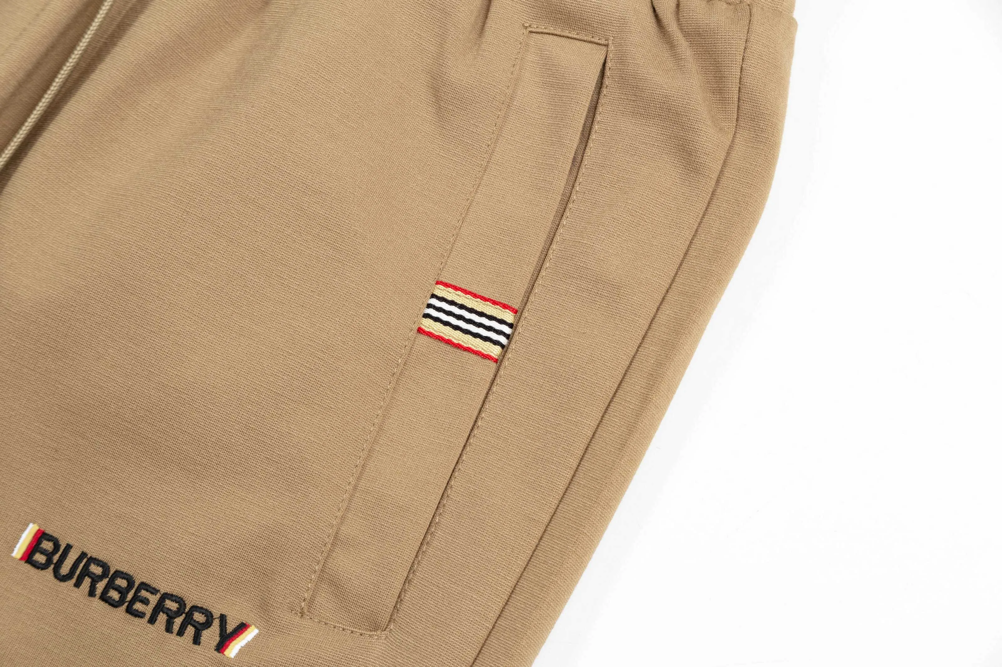 【BURBERRY  公式旗艦店】バーバリー  ショートパンツご好評に付き再入荷！250226