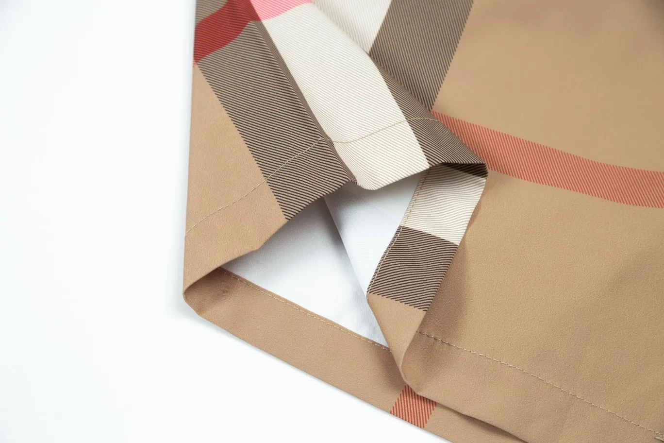 【BURBERRY  公式旗艦店】バーバリー ショートパンツご好評に付き再入荷 240801
