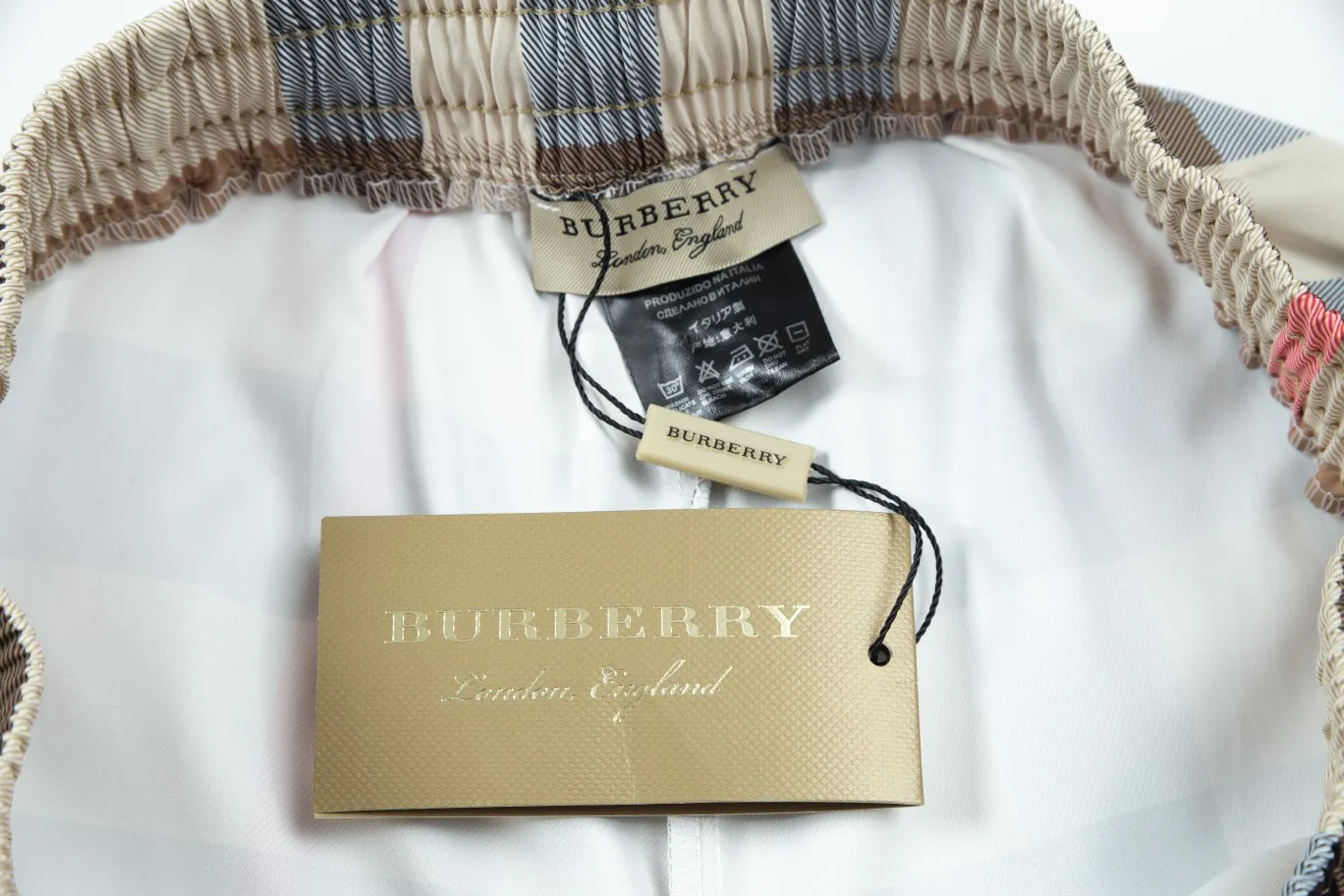 【BURBERRY  公式旗艦店】バーバリー ショートパンツご好評に付き再入荷 240801