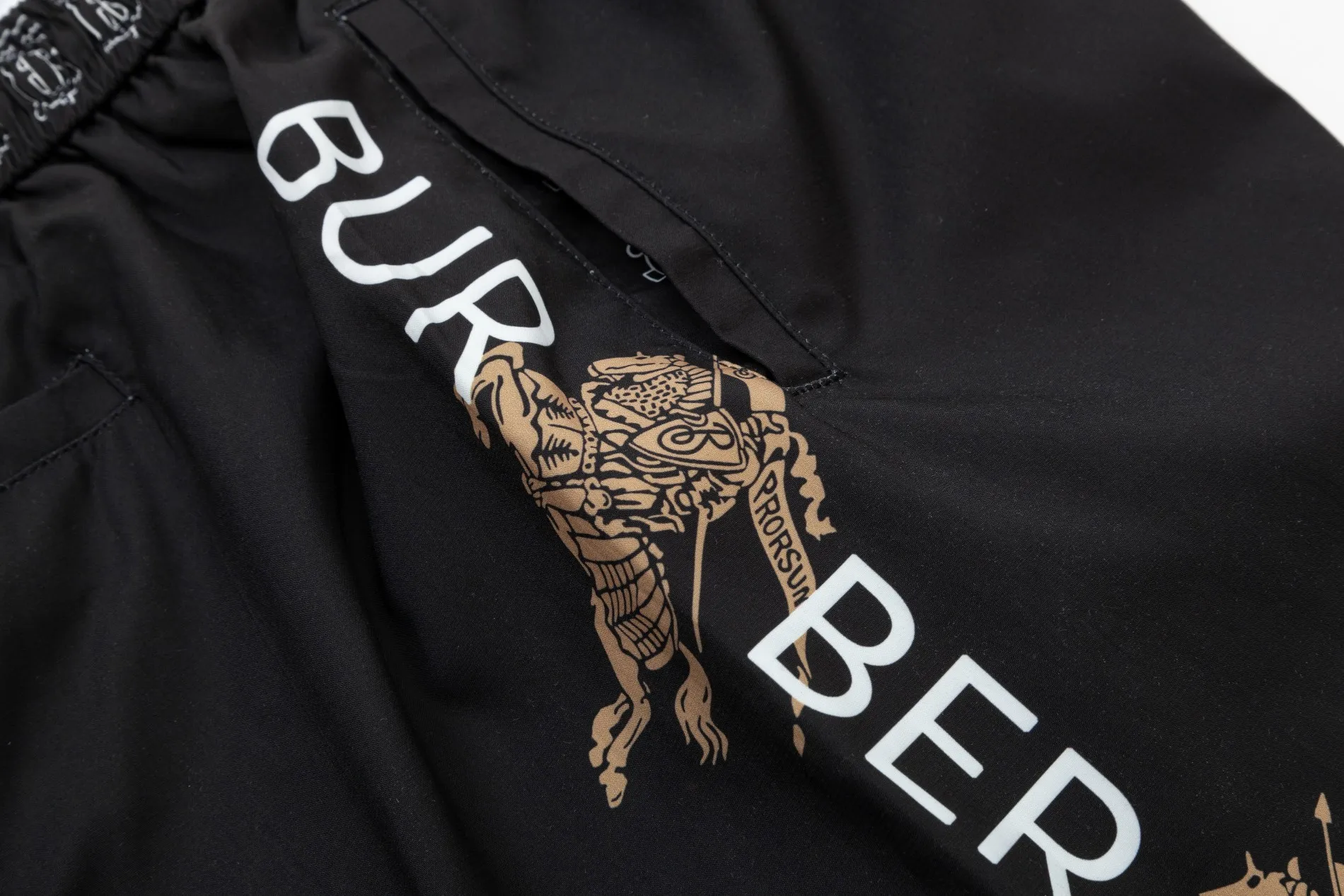 【BURBERRY 公式旗艦店】バーバリー  ショートパンツご好評に付き再入荷 24627