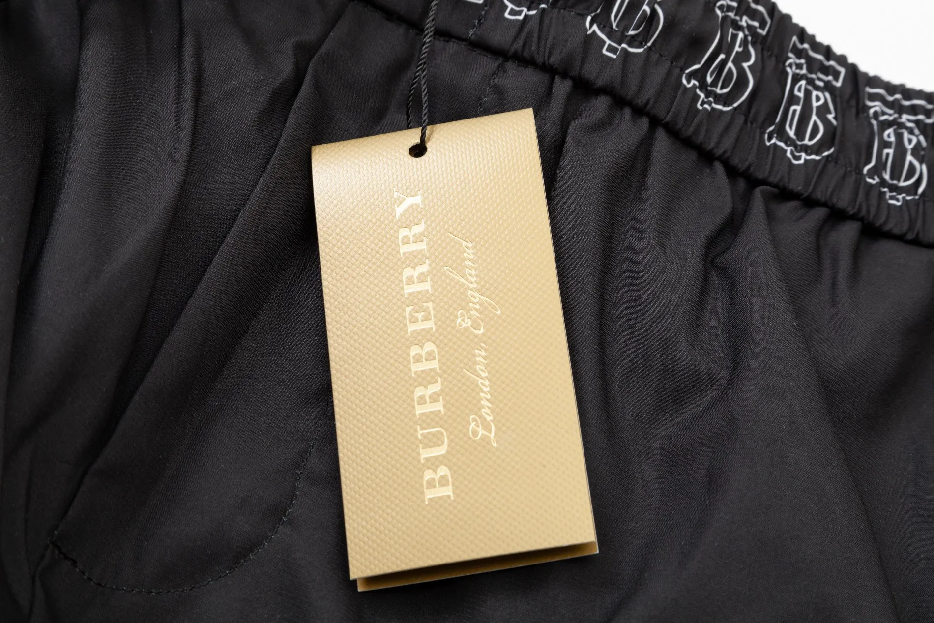 【BURBERRY 公式旗艦店】バーバリー  ショートパンツご好評に付き再入荷 24627