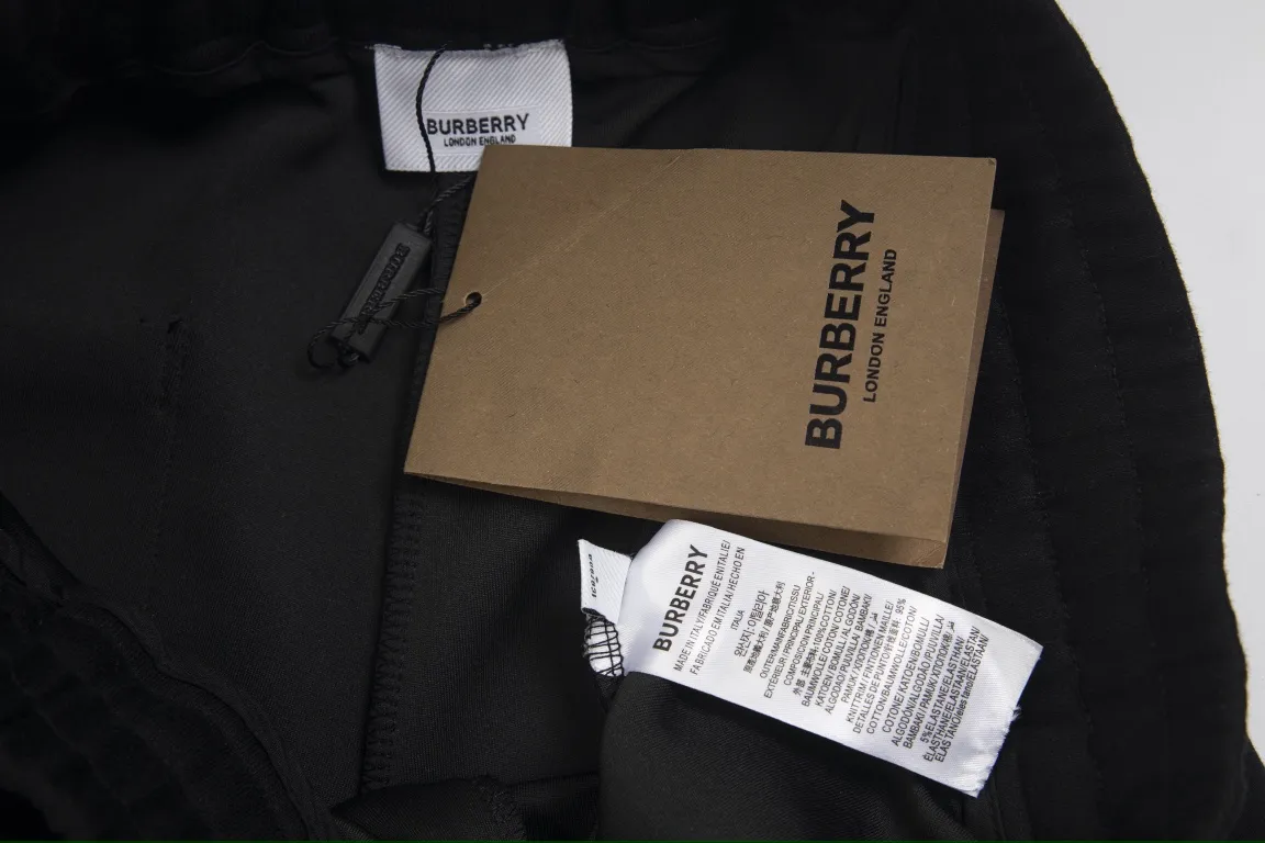 【BURBERRY  公式旗艦店】バーバリー  ショートパンツ  ご好評に付き再入荷！