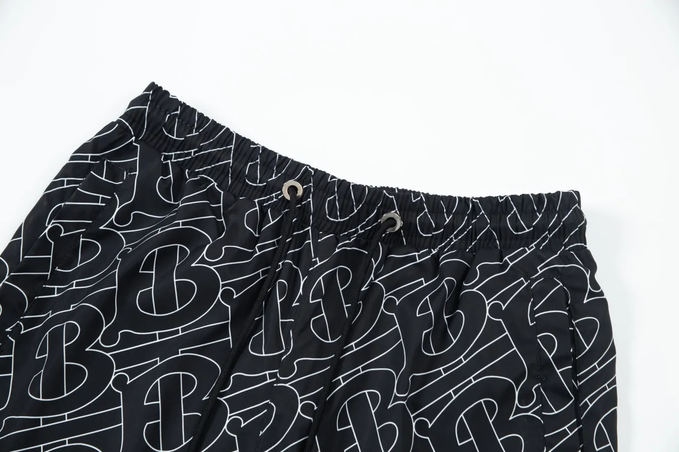【BURBERRY  公式旗艦店】バーバリー  ショートパンツ  ご好評に付き再入荷！