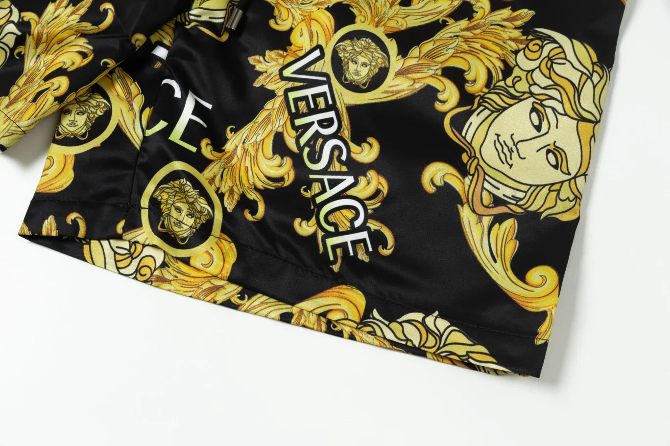 【VERSACE  公式旗艦店】ヴェルサーチ  ショートパンツご好評に付き再入荷 24628