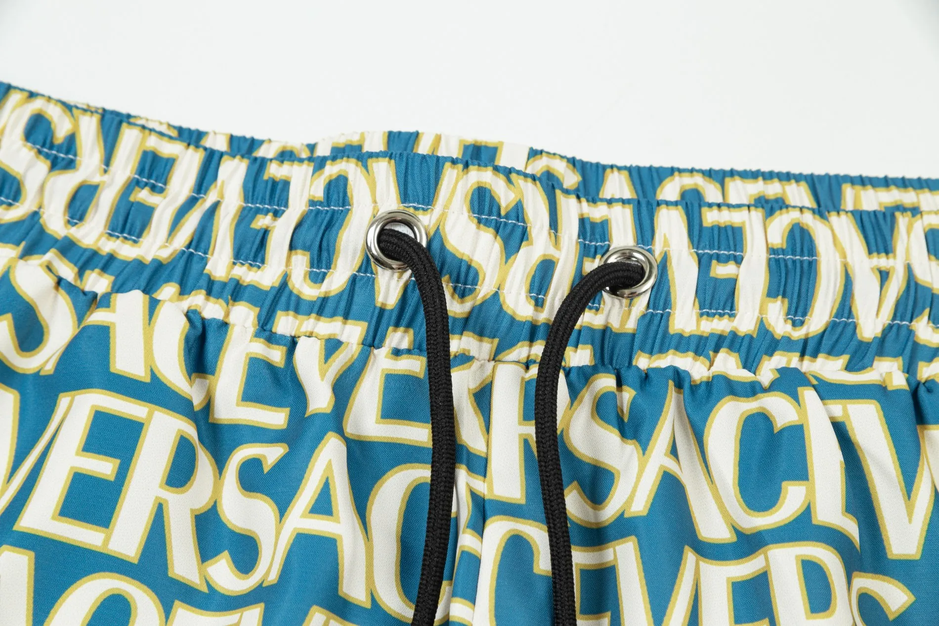 【VERSACE  公式旗艦店】ヴェルサーチ  ショートパンツご好評に付き再入荷 24628
