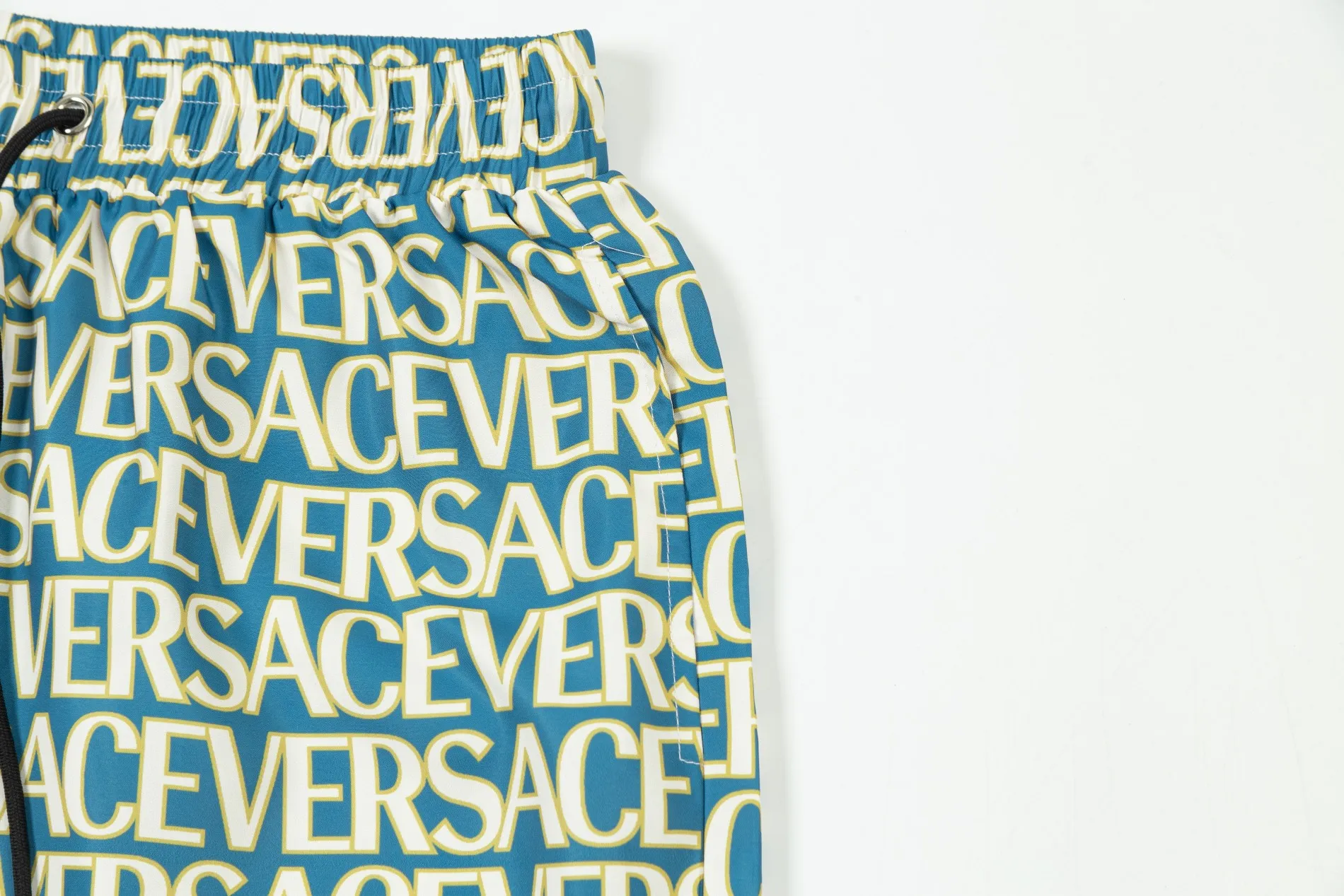【VERSACE  公式旗艦店】ヴェルサーチ  ショートパンツご好評に付き再入荷 24628