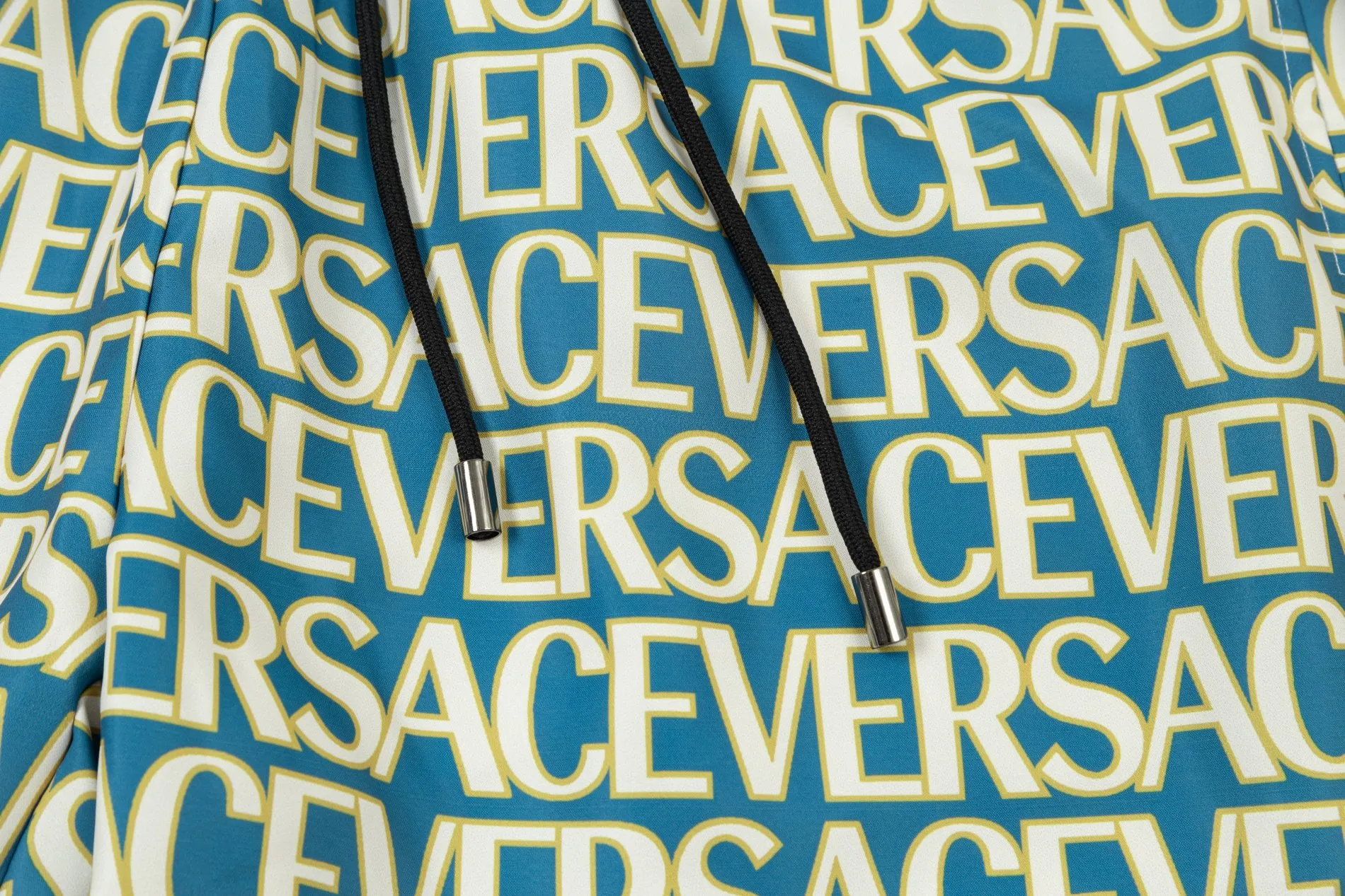 【VERSACE  公式旗艦店】ヴェルサーチ  ショートパンツご好評に付き再入荷 24628
