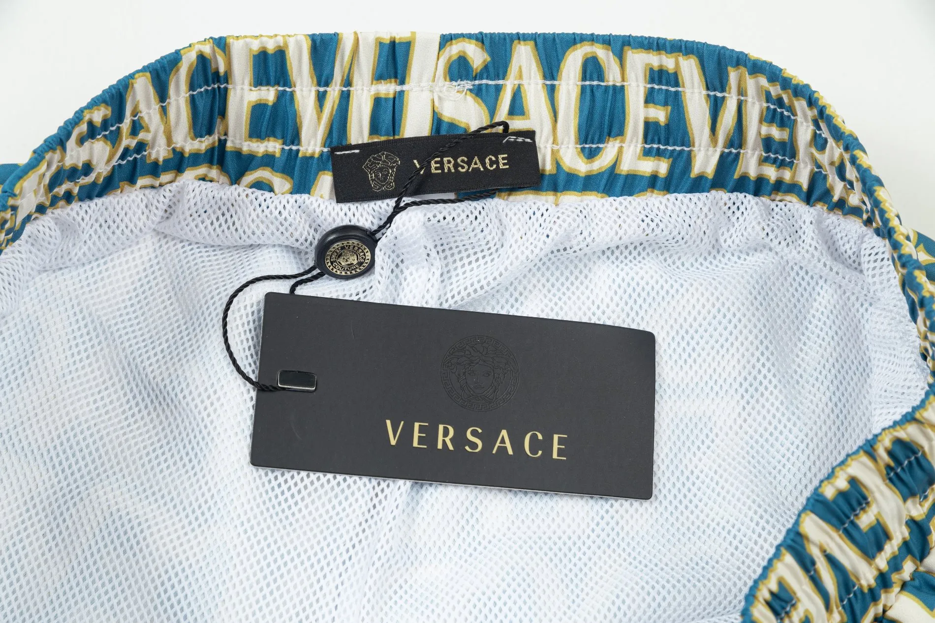 【VERSACE  公式旗艦店】ヴェルサーチ  ショートパンツご好評に付き再入荷 24628