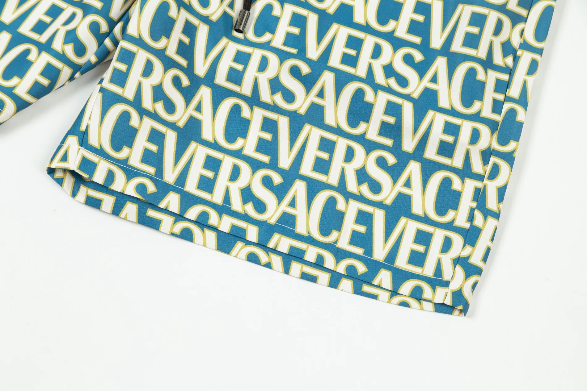 【VERSACE  公式旗艦店】ヴェルサーチ  ショートパンツご好評に付き再入荷 24628