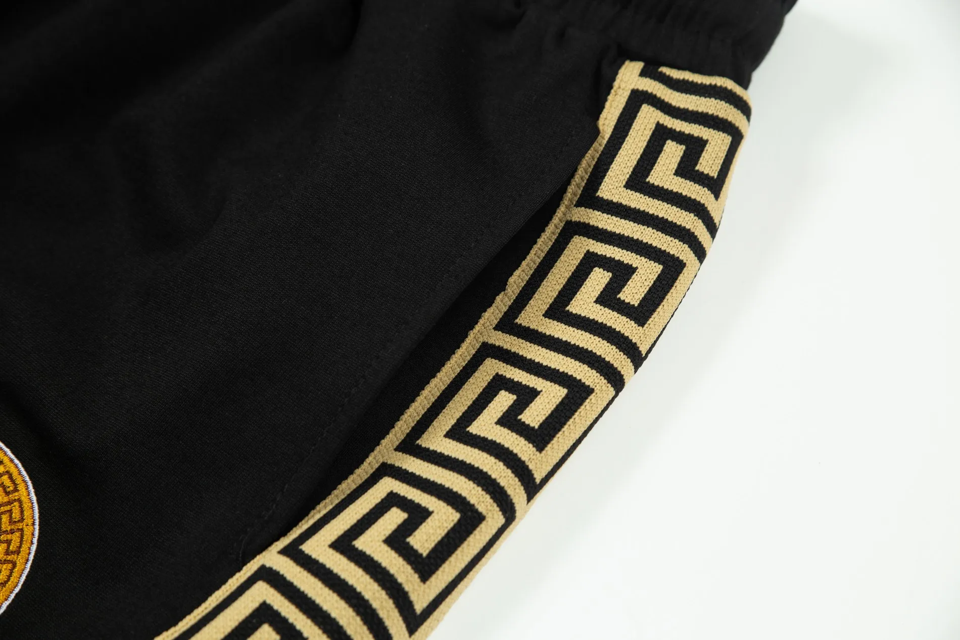 【VERSACE  公式旗艦店】ヴェルサーチ  ショートパンツ  ご好評に付き再入荷！