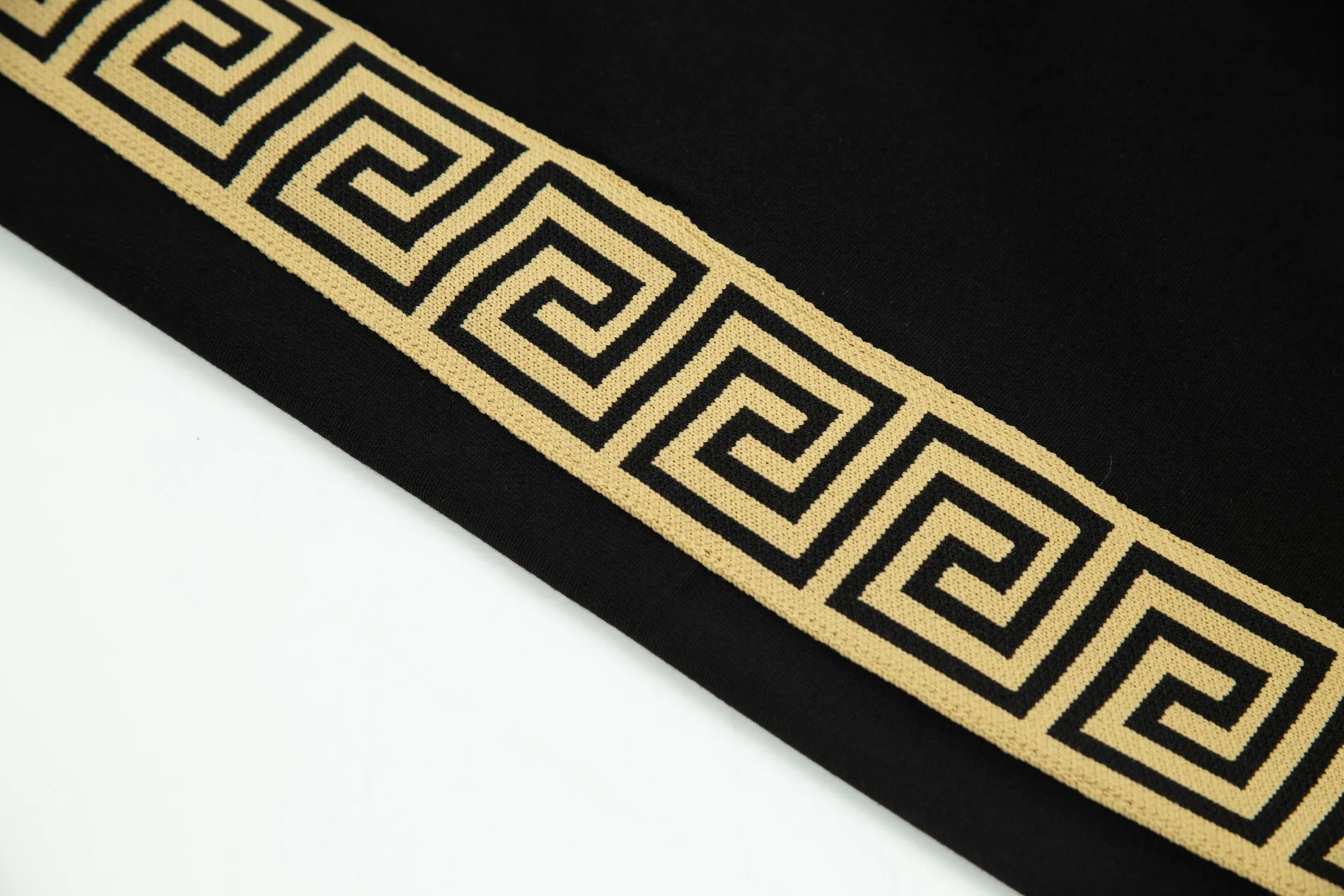 【VERSACE  公式旗艦店】ヴェルサーチ  ショートパンツ  ご好評に付き再入荷！
