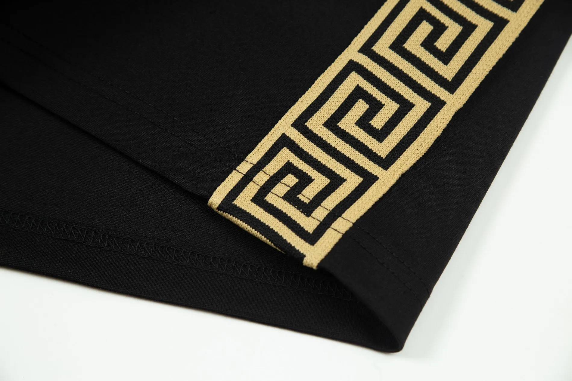 【VERSACE  公式旗艦店】ヴェルサーチ  ショートパンツ  ご好評に付き再入荷！