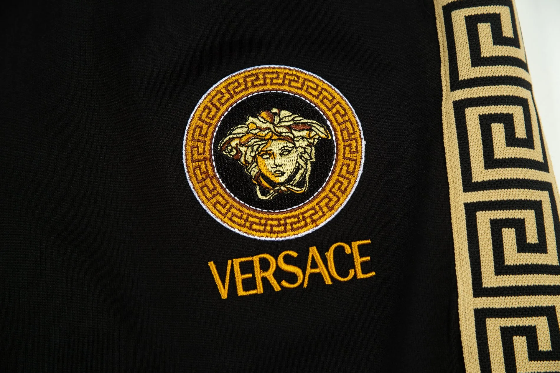 【VERSACE  公式旗艦店】ヴェルサーチ  ショートパンツ  ご好評に付き再入荷！