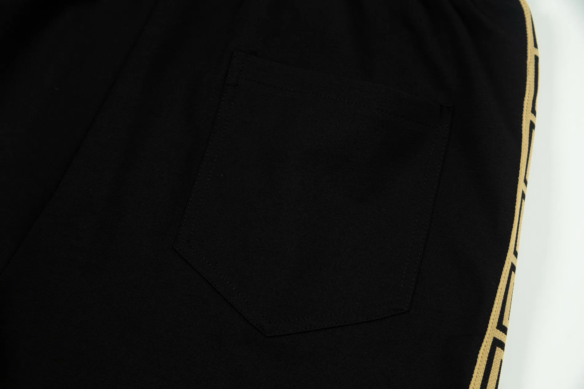 【VERSACE  公式旗艦店】ヴェルサーチ  ショートパンツ  ご好評に付き再入荷！