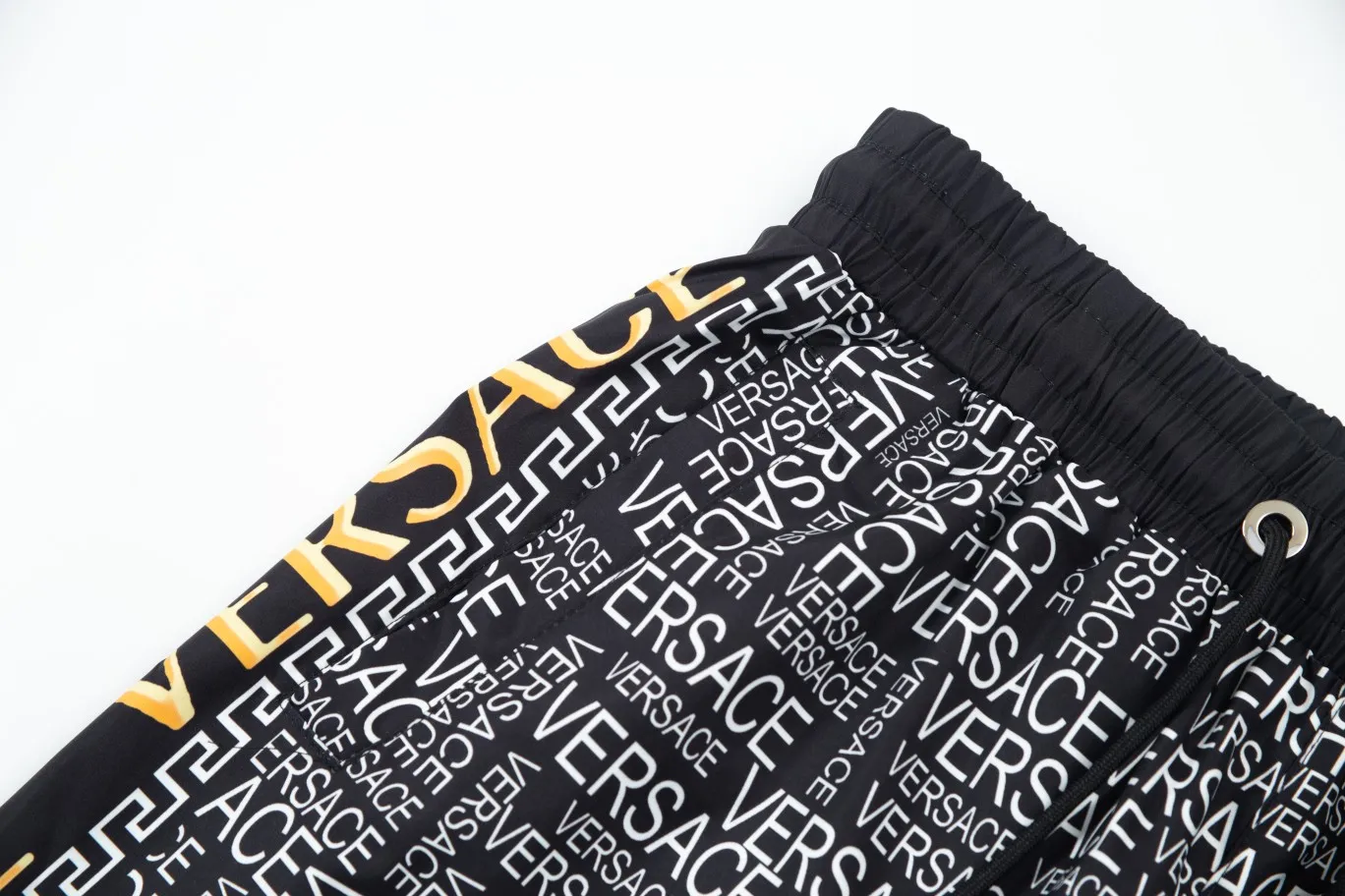 【VERSACE  公式旗艦店】ヴェルサーチ  ショートパンツ  ご好評に付き再入荷！