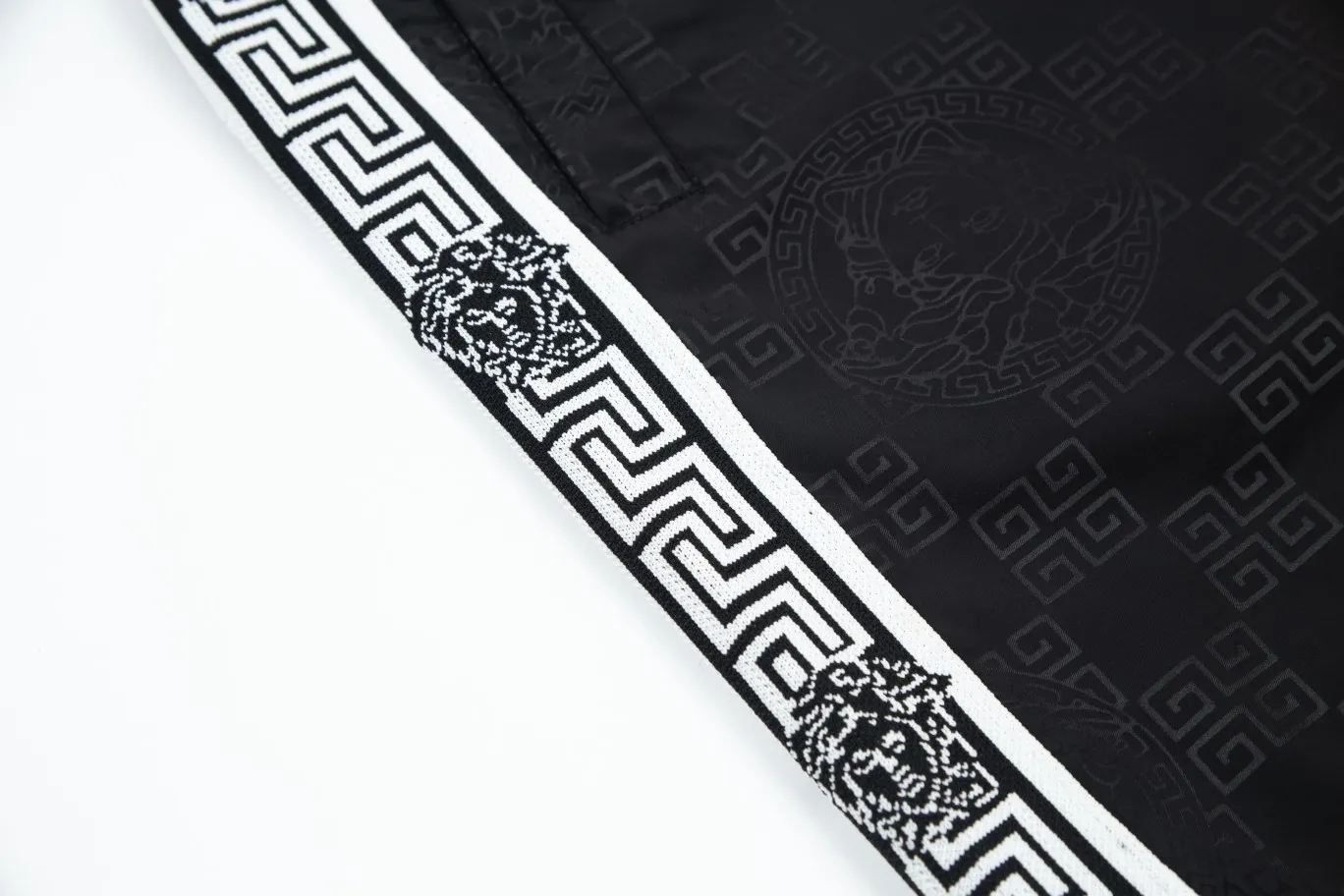 【VERSACE  公式旗艦店】ヴェルサーチ  ショートパンツ  ご好評に付き再入荷！