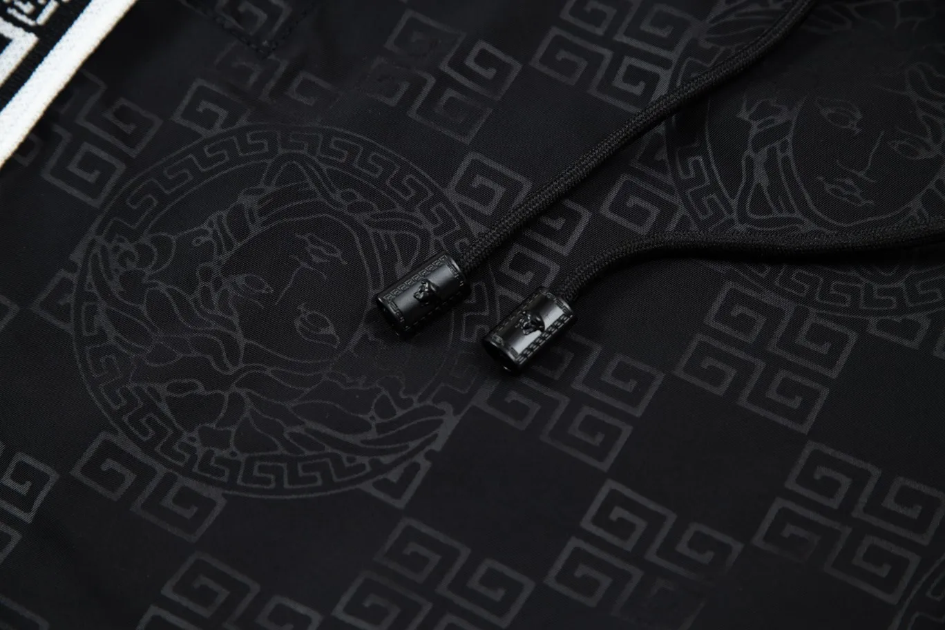 【VERSACE  公式旗艦店】ヴェルサーチ  ショートパンツ  ご好評に付き再入荷！