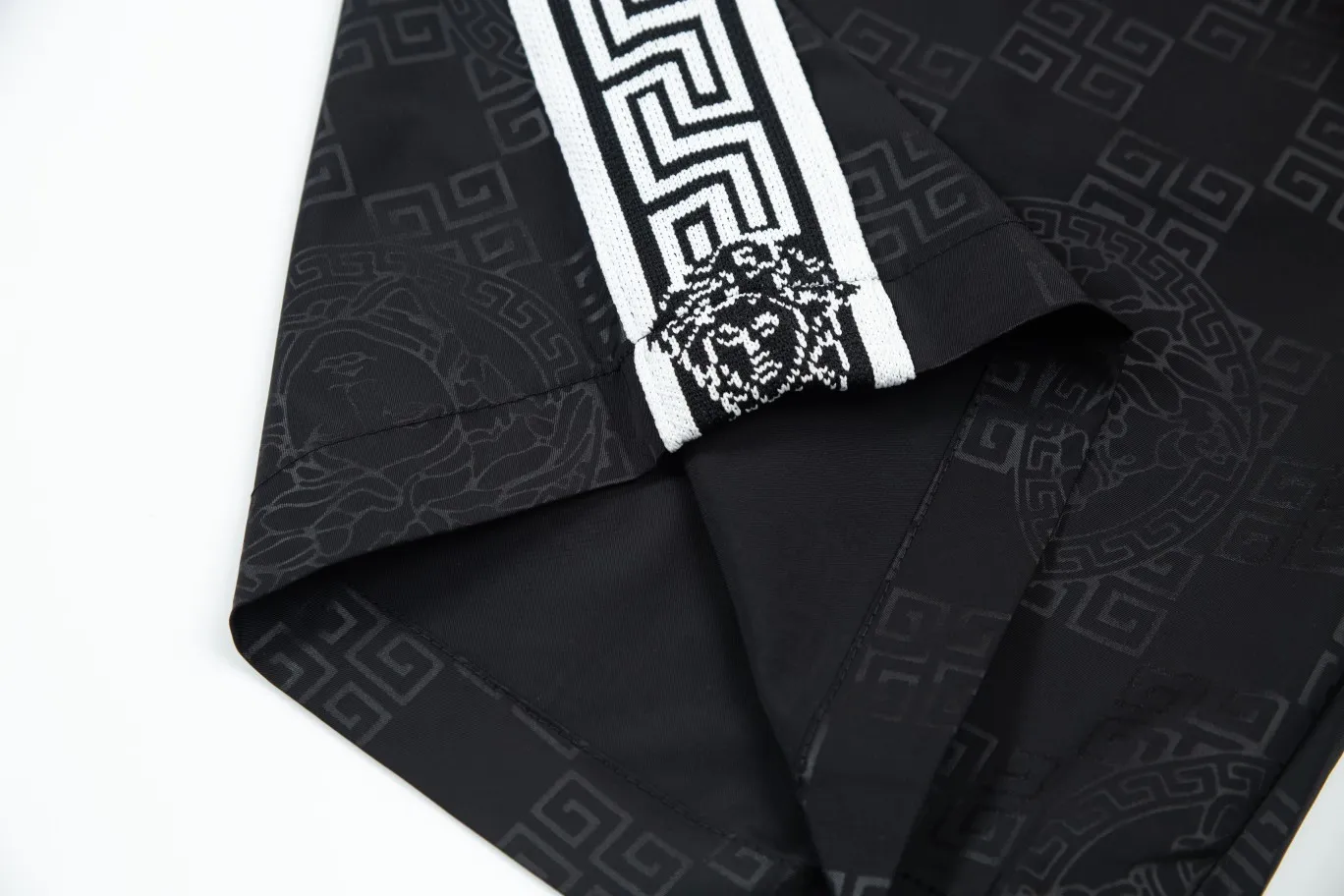 【VERSACE  公式旗艦店】ヴェルサーチ  ショートパンツ  ご好評に付き再入荷！