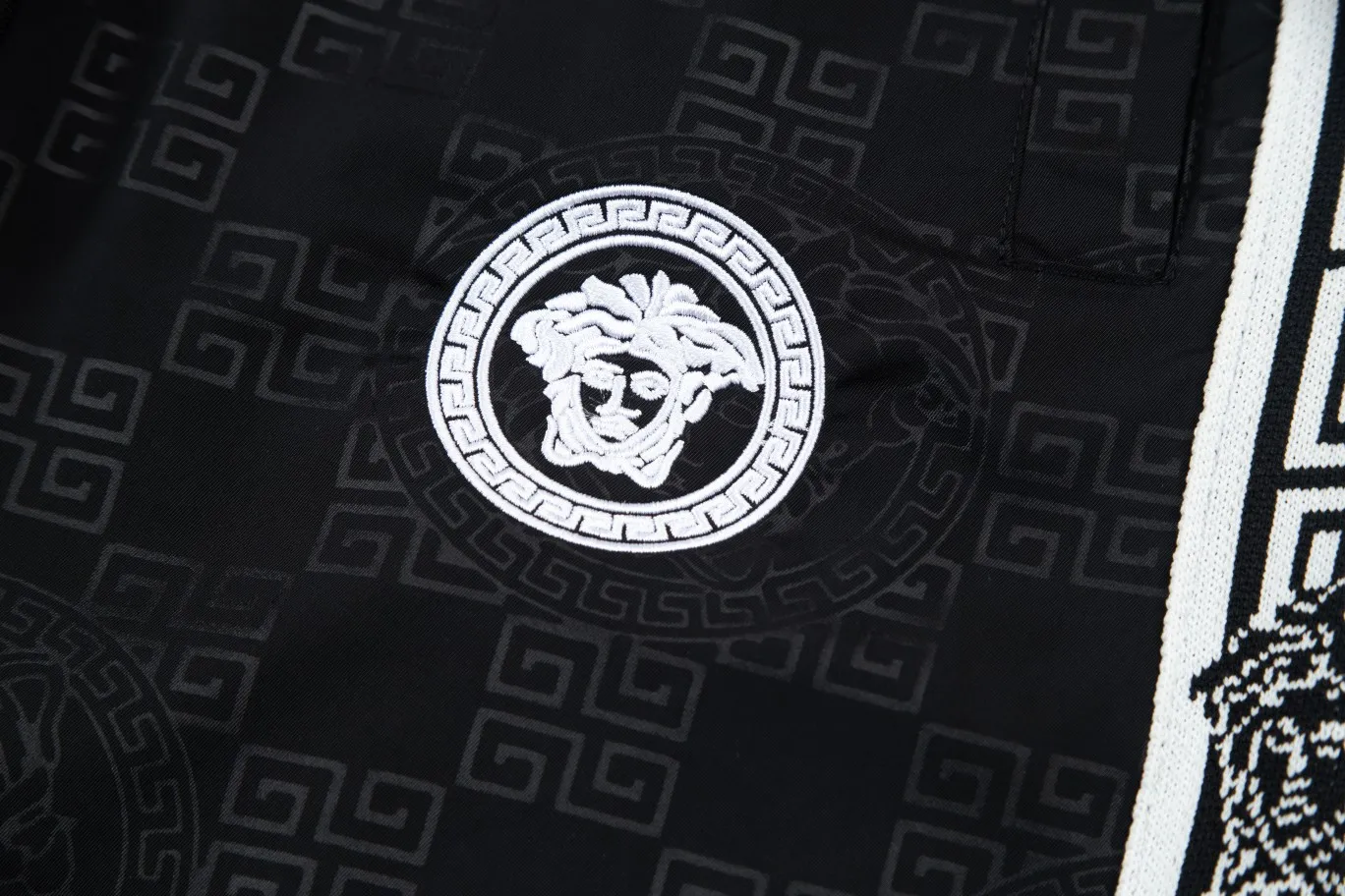 【VERSACE  公式旗艦店】ヴェルサーチ  ショートパンツ  ご好評に付き再入荷！