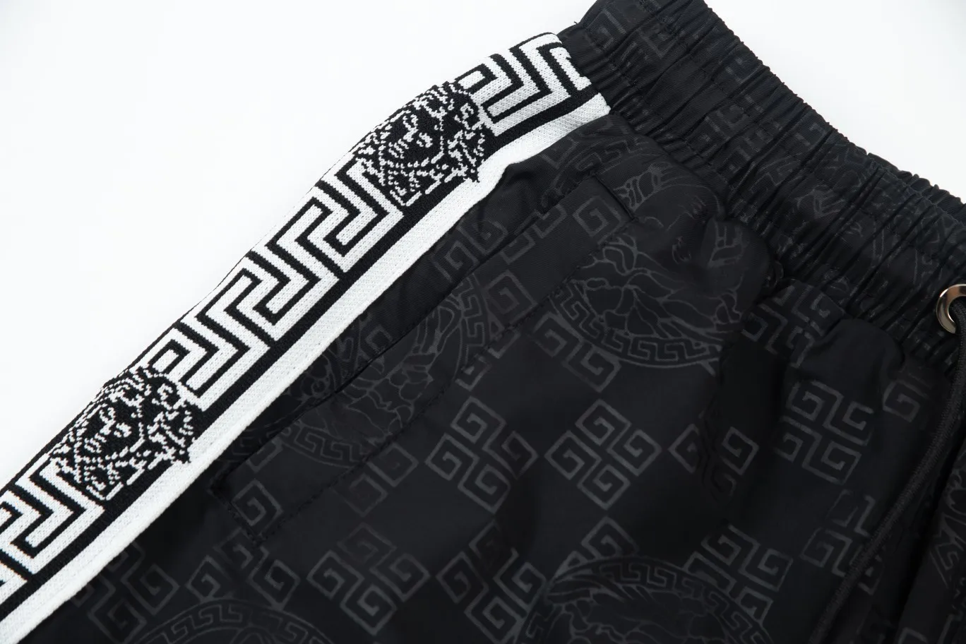 【VERSACE  公式旗艦店】ヴェルサーチ  ショートパンツ  ご好評に付き再入荷！