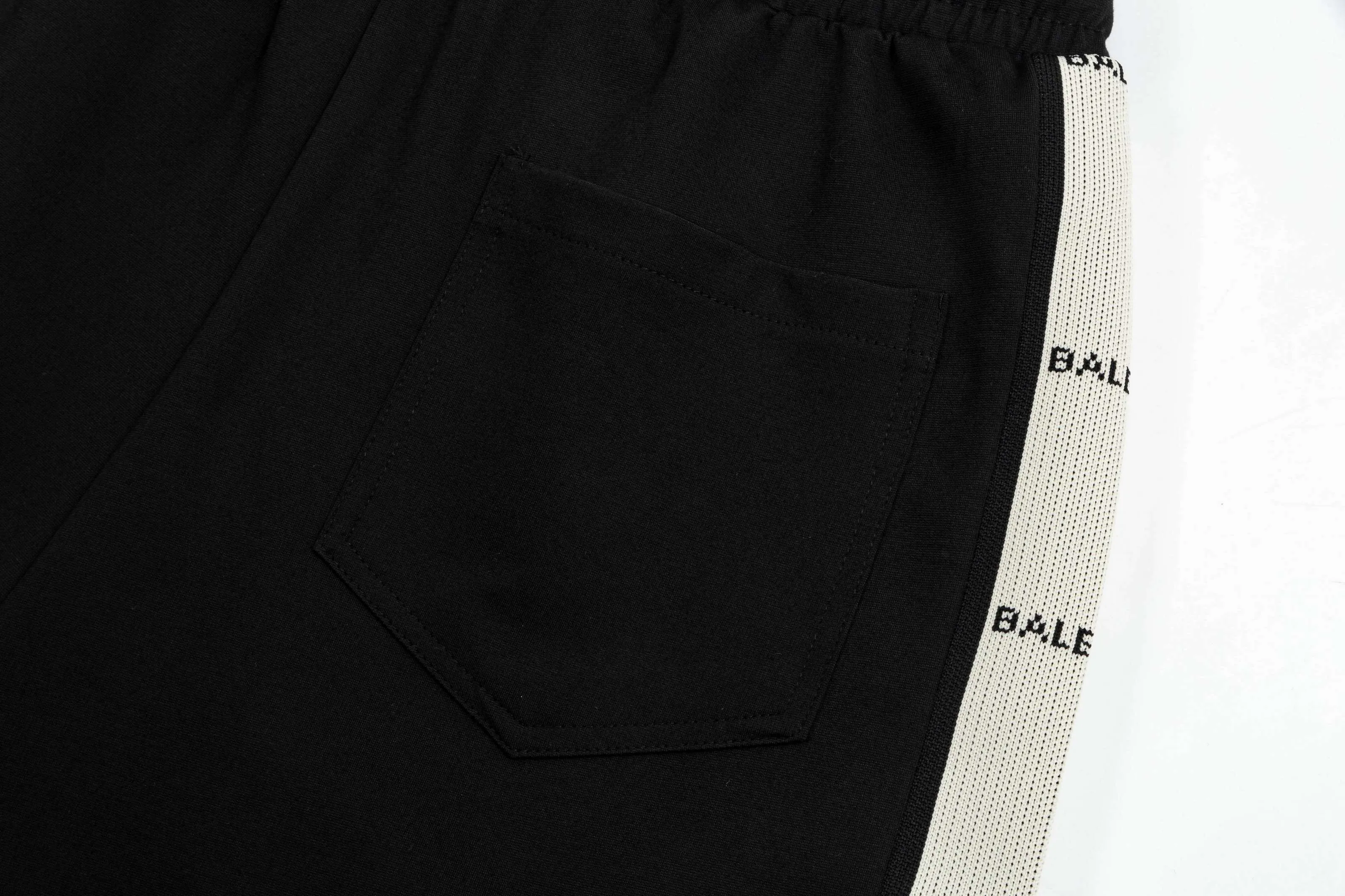 【BALENCIAGA  公式旗艦店】バレンシアガ  ショートパンツご好評に付き再入荷！250227
