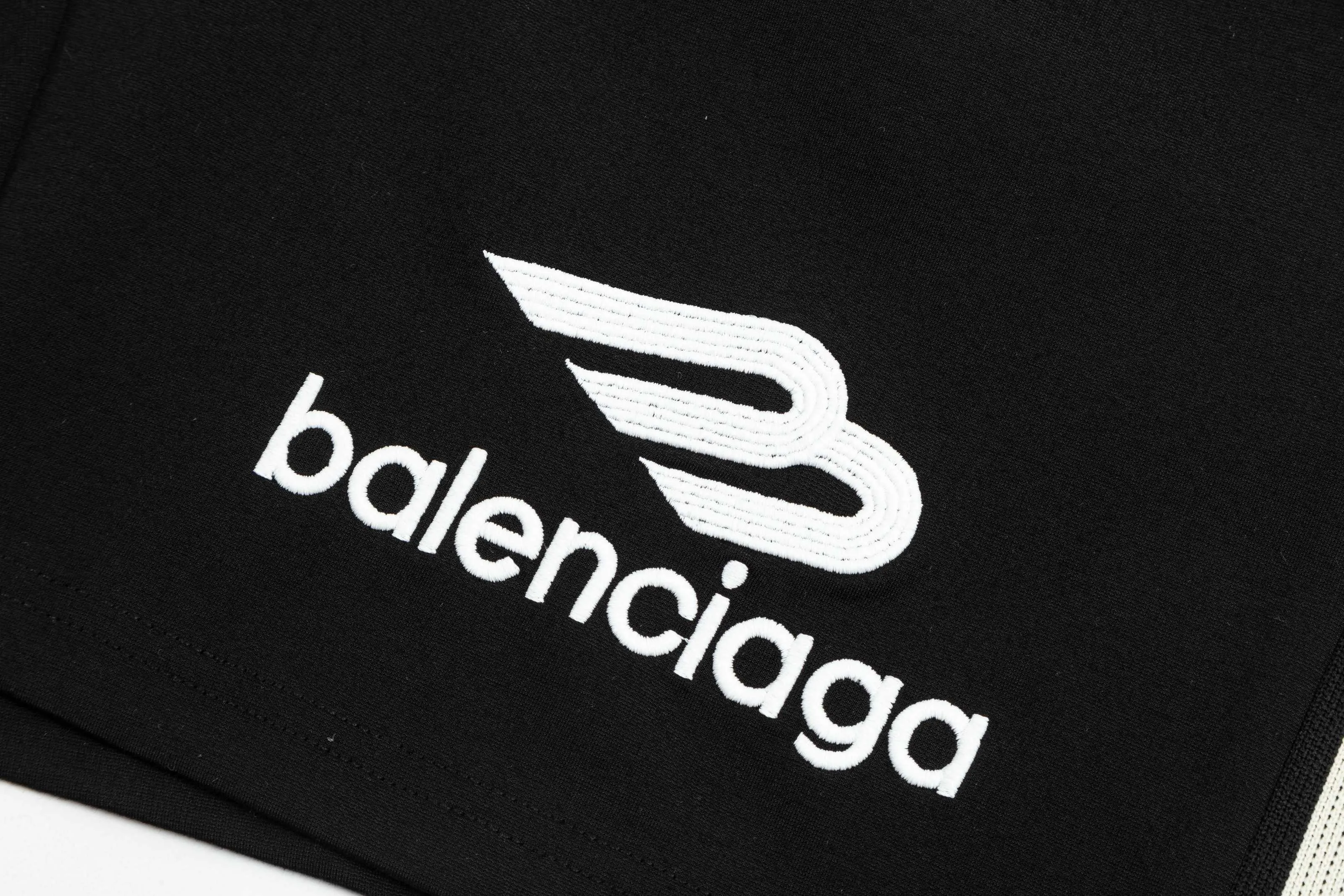 【BALENCIAGA  公式旗艦店】バレンシアガ  ショートパンツご好評に付き再入荷！250227