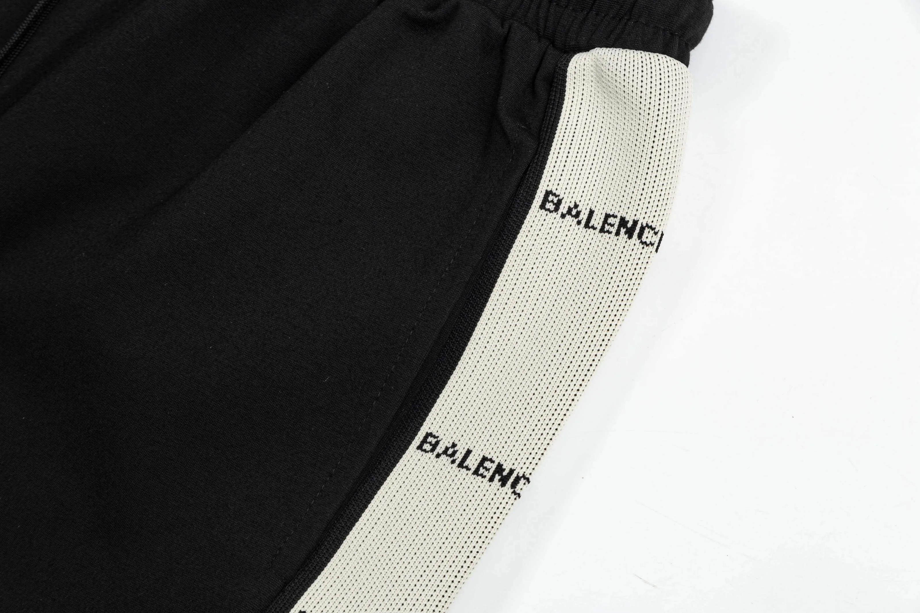 【BALENCIAGA  公式旗艦店】バレンシアガ  ショートパンツご好評に付き再入荷！250227