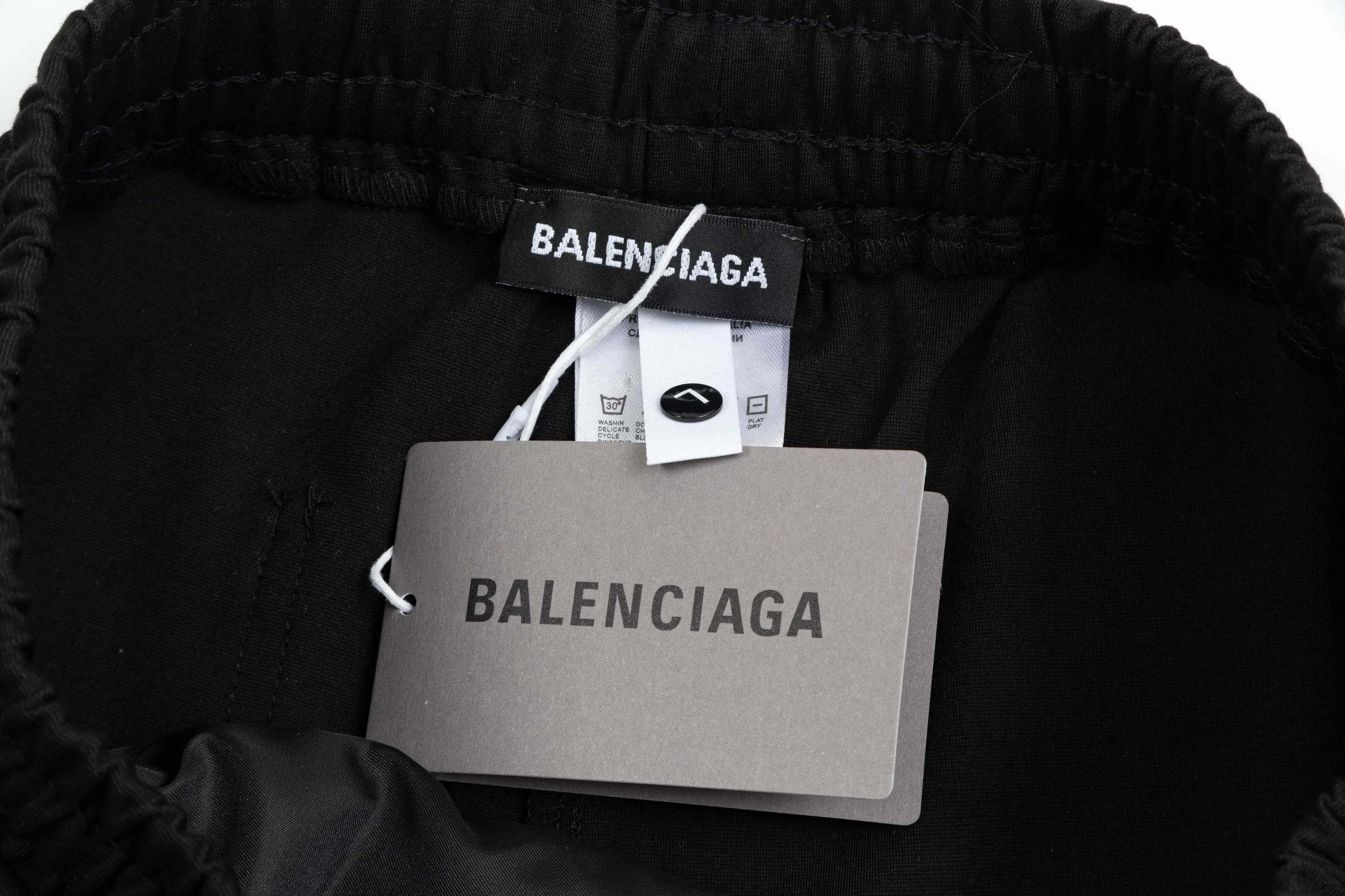 【BALENCIAGA  公式旗艦店】バレンシアガ  ショートパンツご好評に付き再入荷！250227
