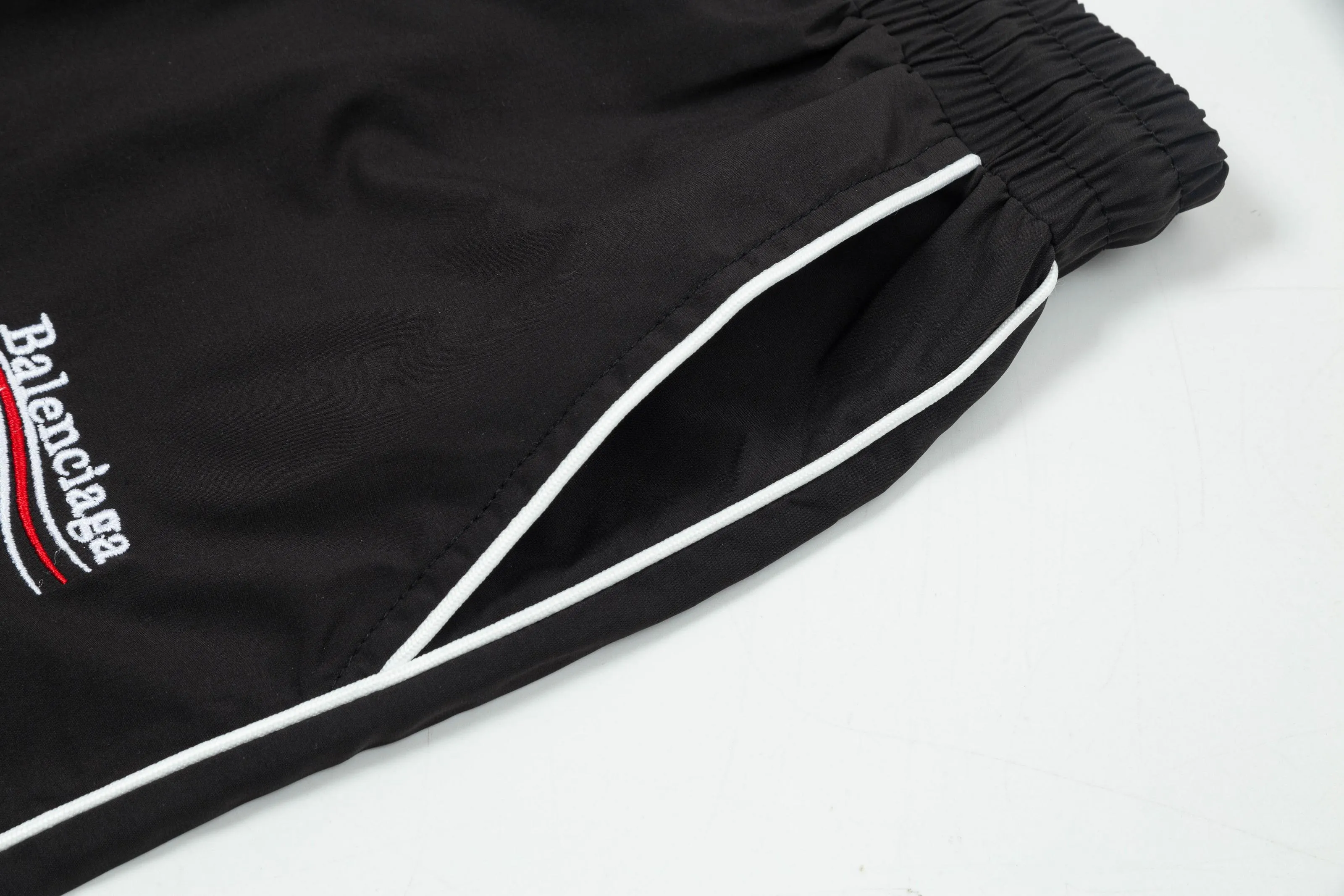 【BALENCIAGA  公式旗艦店】バレンシアガ   ショートパンツご好評に付き再入荷！250227