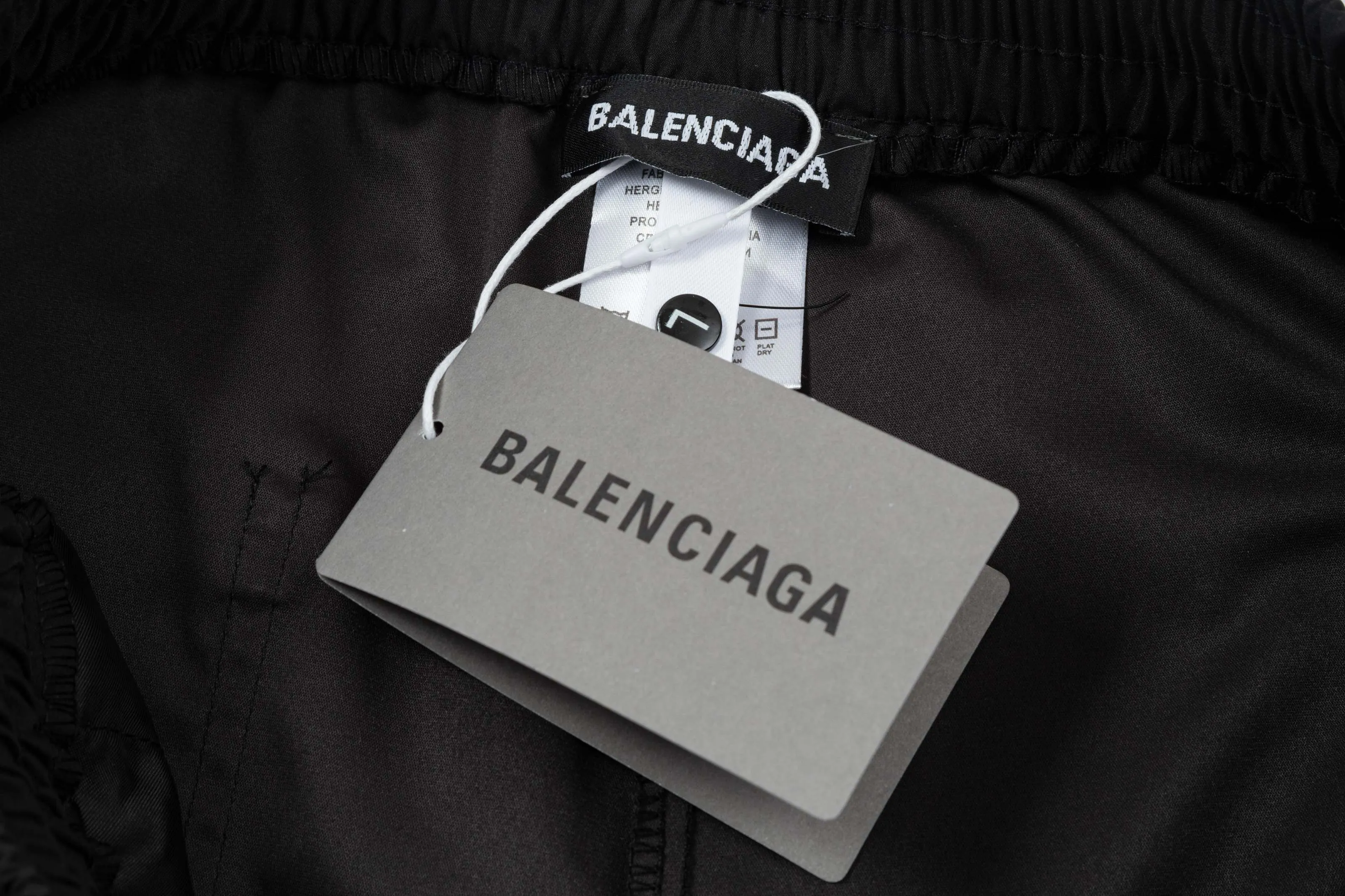 【BALENCIAGA  公式旗艦店】バレンシアガ   ショートパンツご好評に付き再入荷！250227