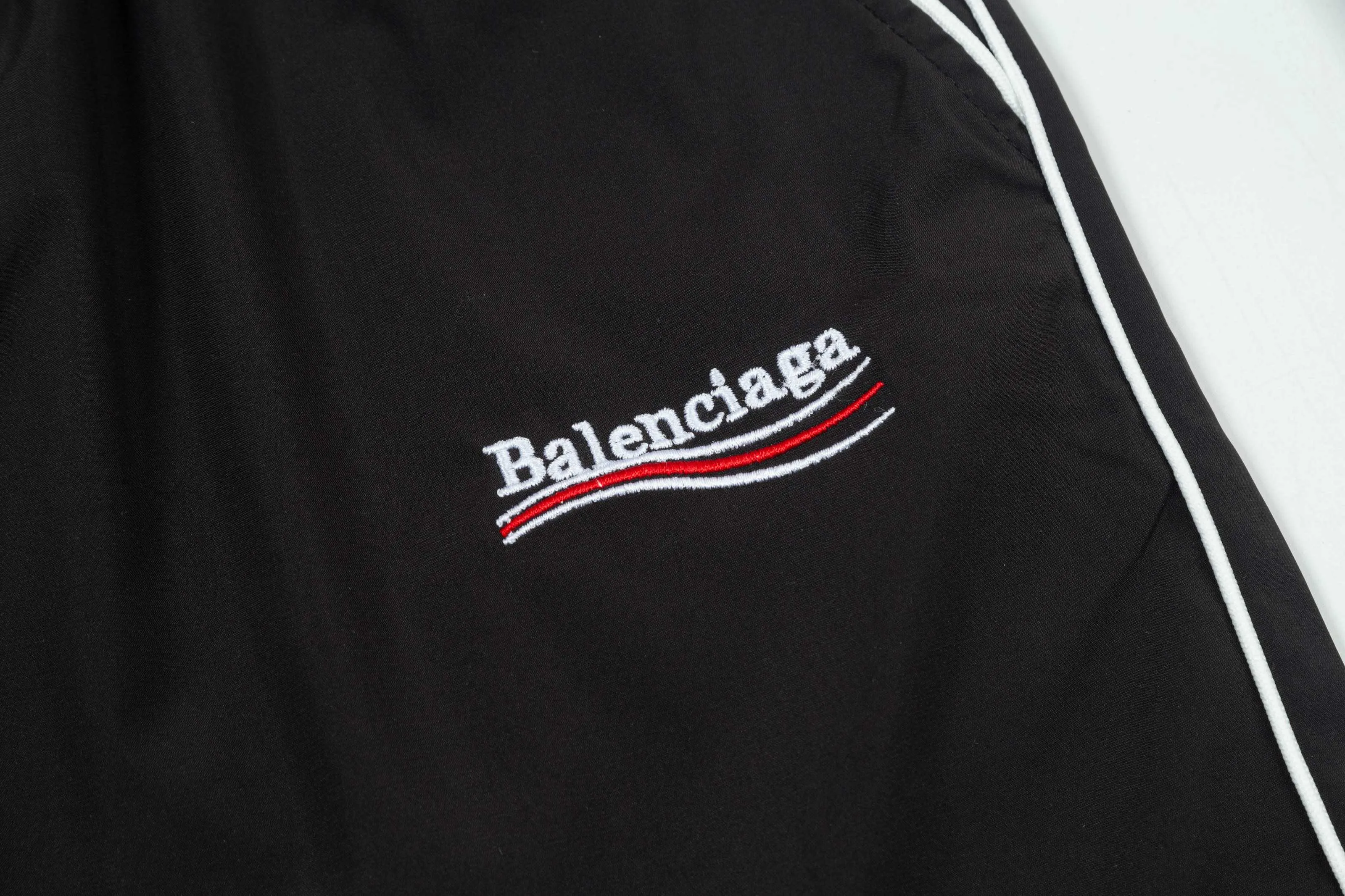 【BALENCIAGA  公式旗艦店】バレンシアガ   ショートパンツご好評に付き再入荷！250227