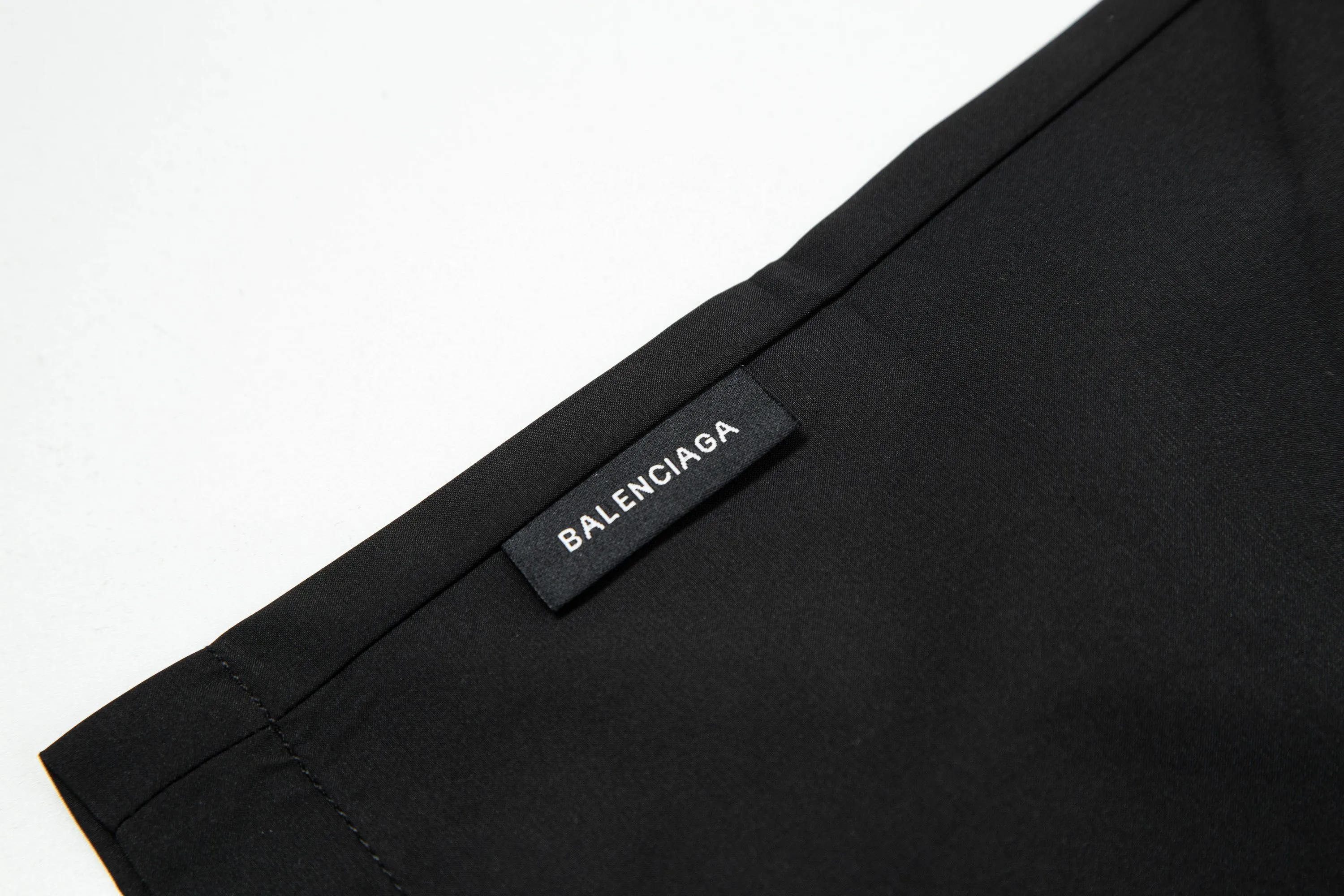 【BALENCIAGA  公式旗艦店】バレンシアガ   ショートパンツご好評に付き再入荷！250227