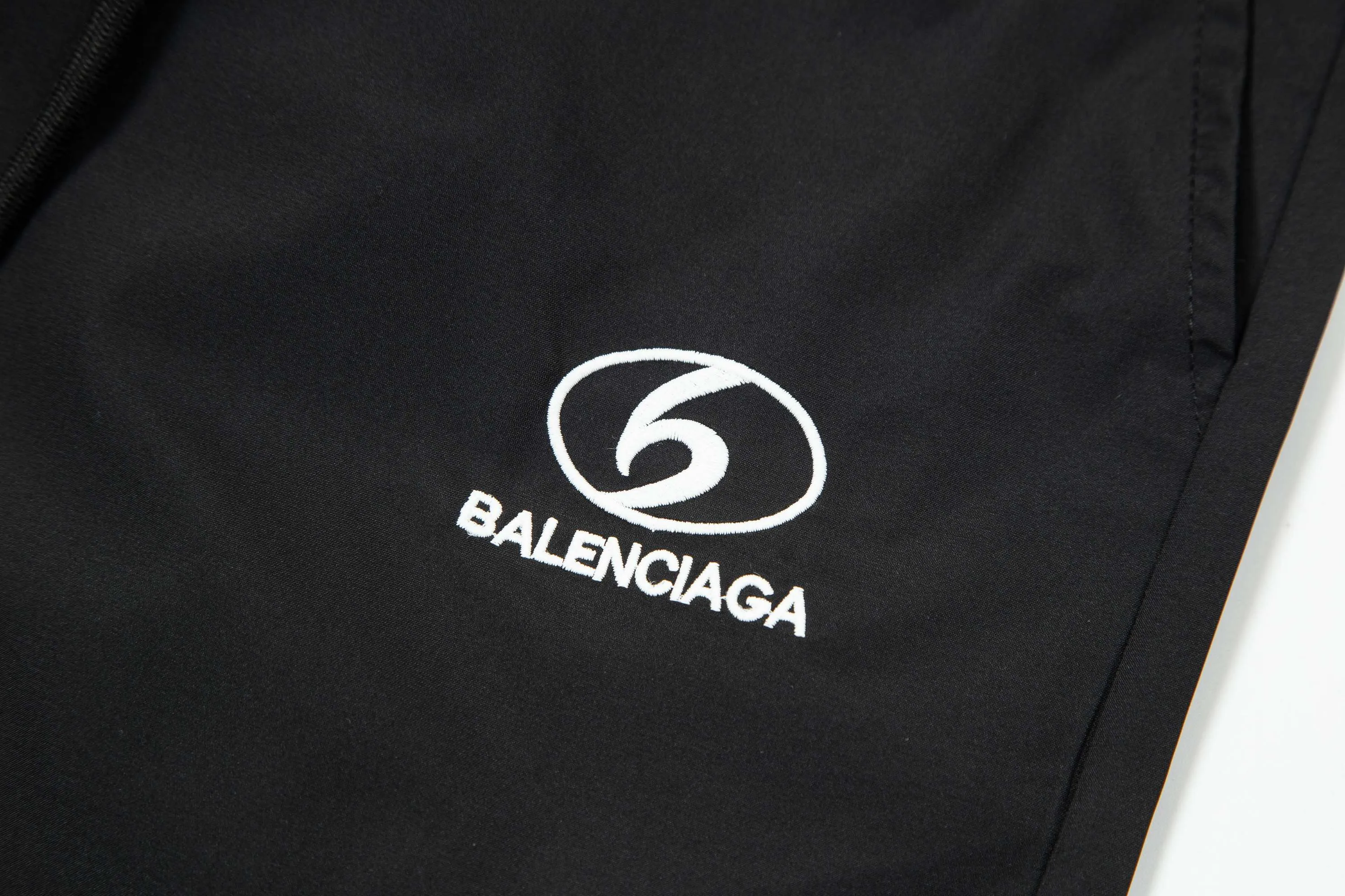 【BALENCIAGA  公式旗艦店】バレンシアガ   ショートパンツご好評に付き再入荷！250227