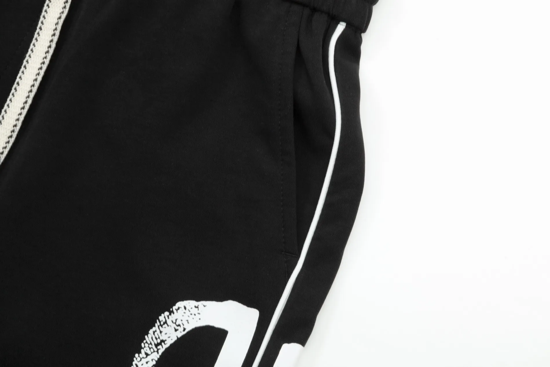 【BALENCIAGA 公式旗艦店】バレンシアガ  ショートパンツ  ご好評に付き再入荷 240717