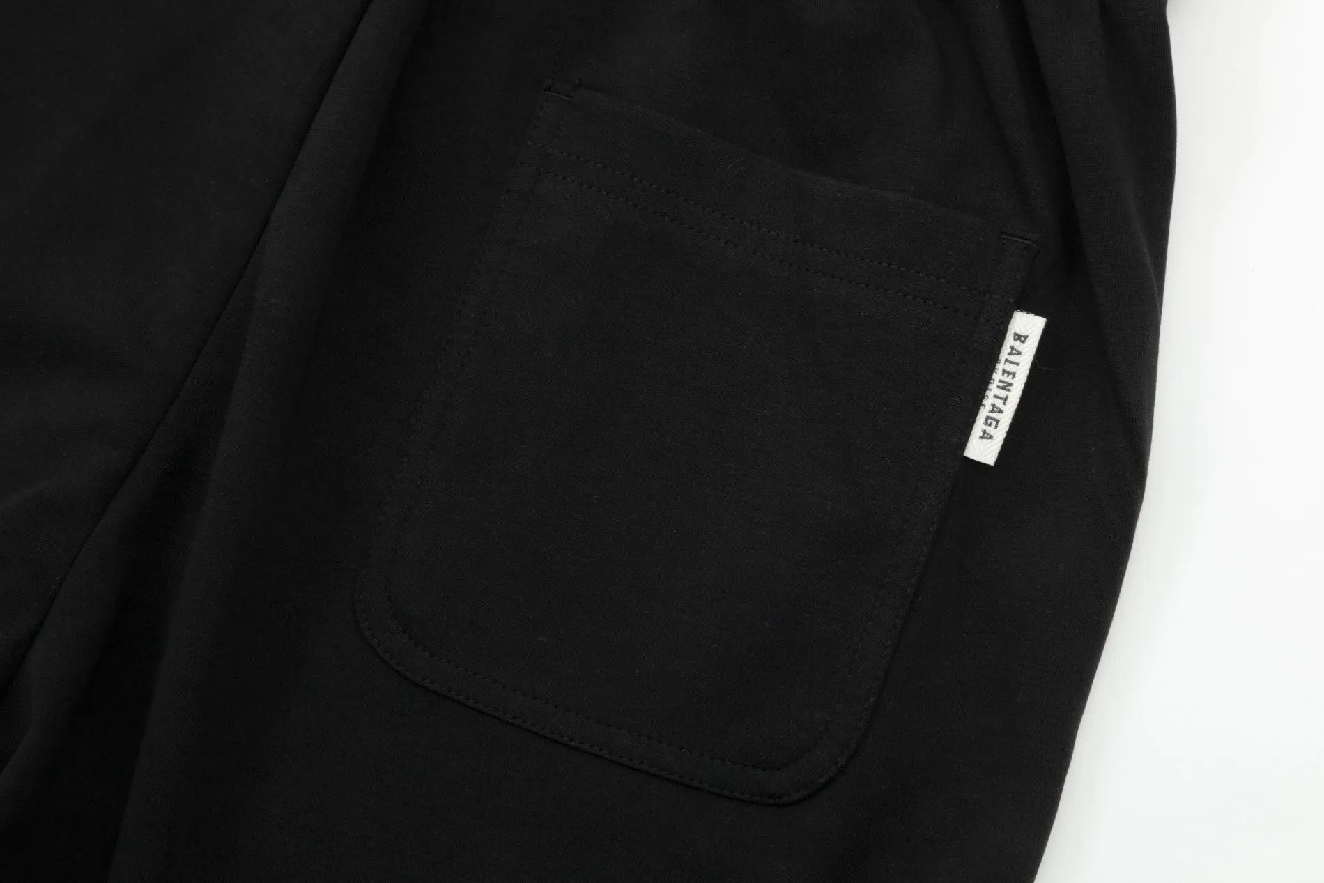 【BALENCIAGA 公式旗艦店】バレンシアガ  ショートパンツ  ご好評に付き再入荷 240717