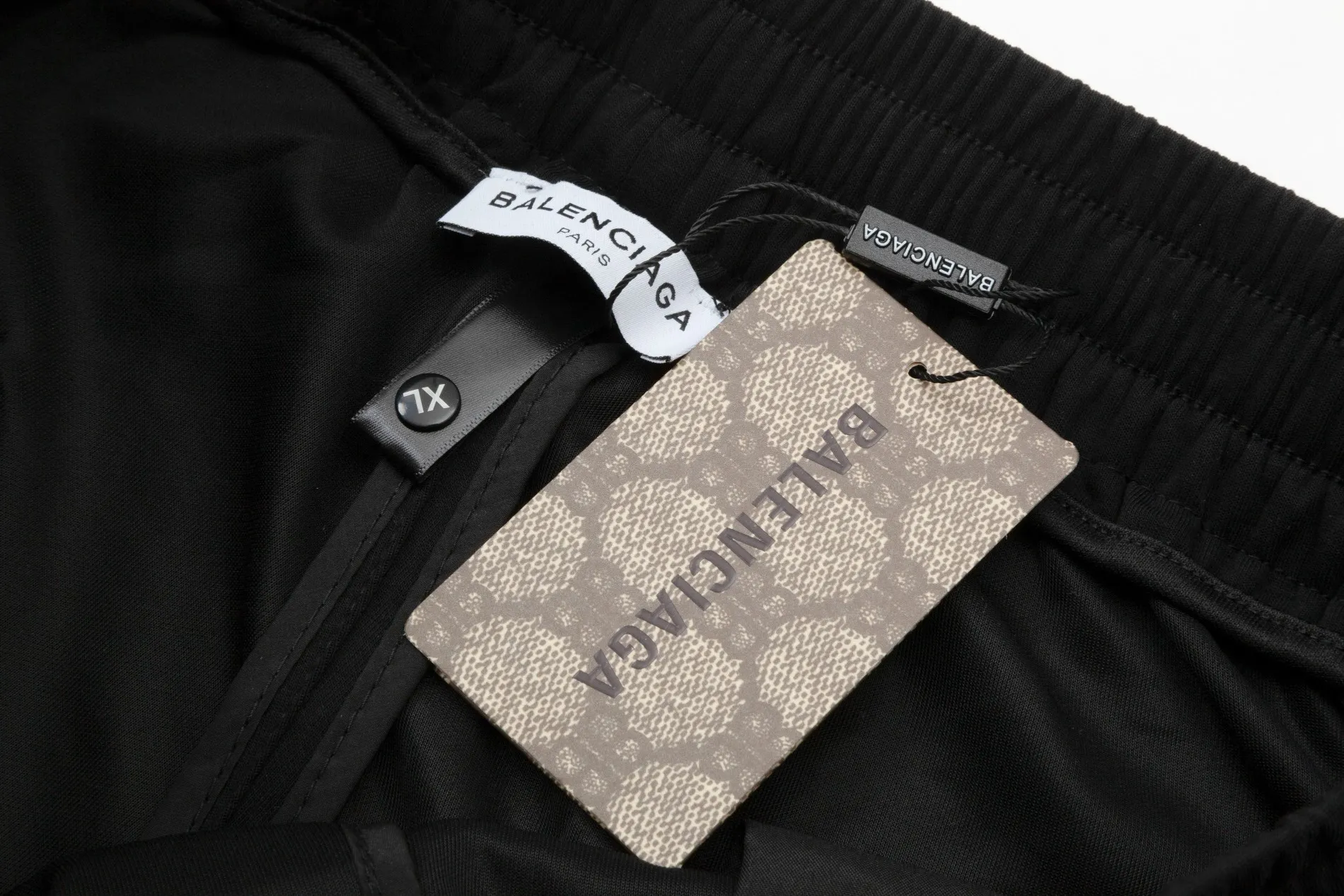 【BALENCIAGA 公式旗艦店】バレンシアガ  ショートパンツ  ご好評に付き再入荷 240717