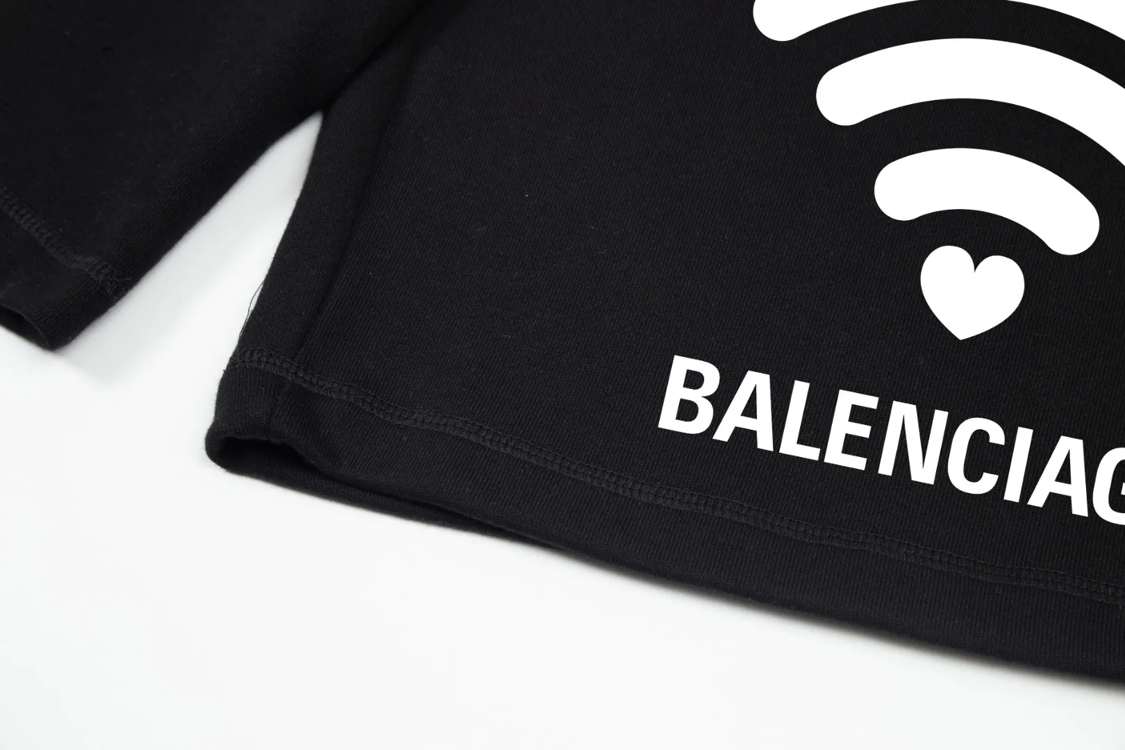 【BALENCIAGA  公式旗艦店】バレンシアガ  ショートパンツ  ご好評に付き再入荷！24612