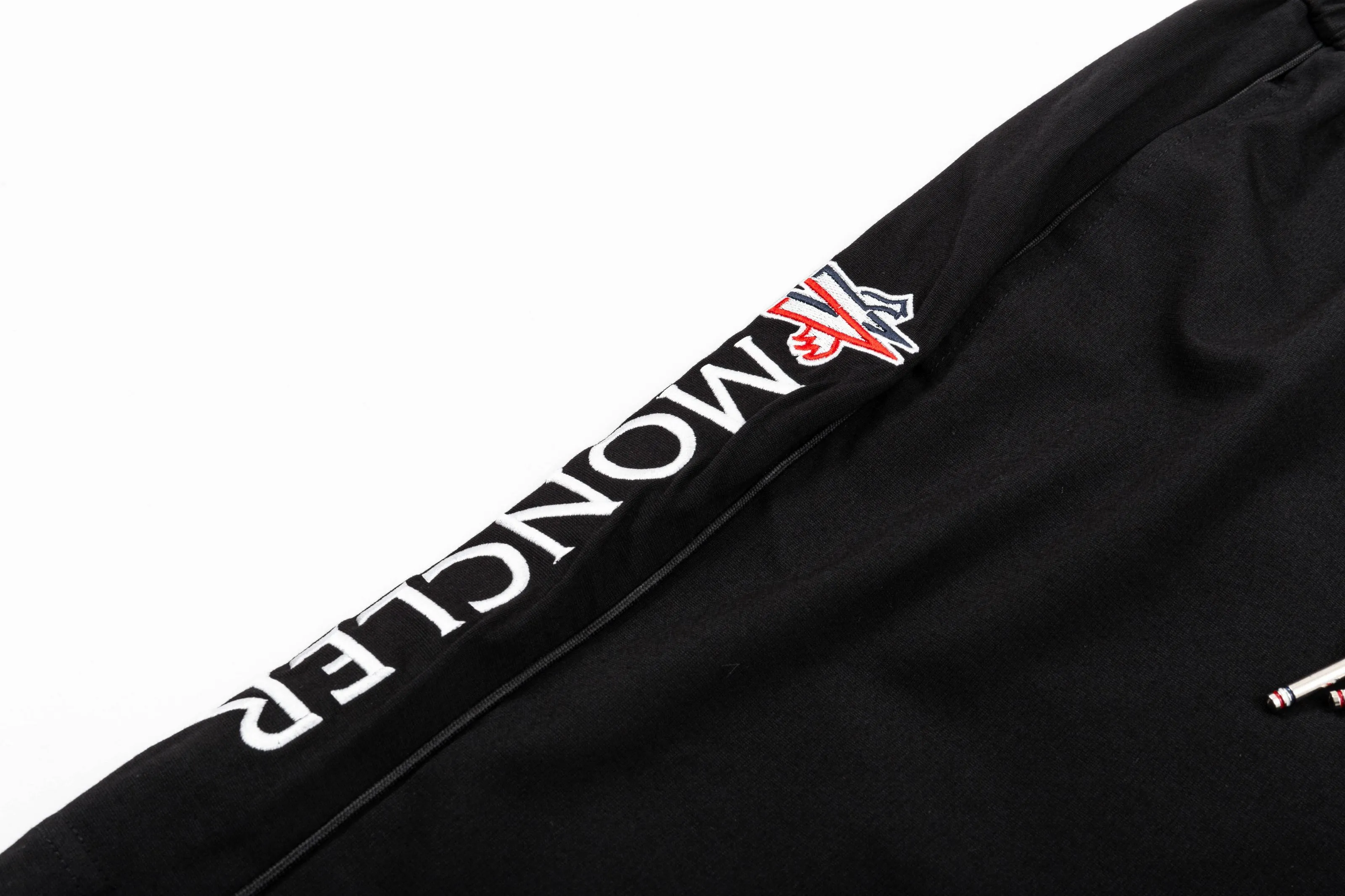 【MONCLER  公式旗艦店】モンクレール   ショートパンツご好評に付き再入荷！250225