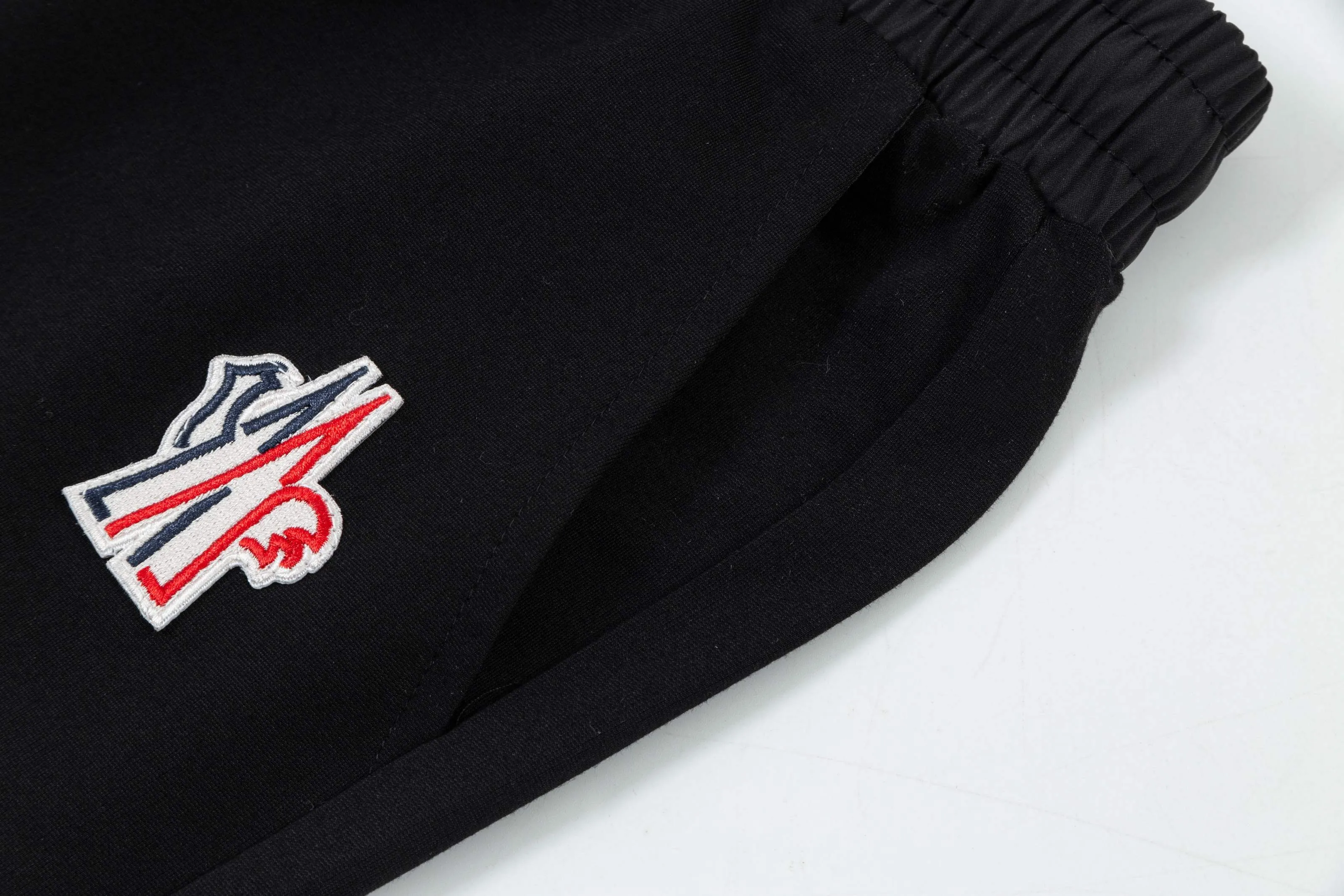 【MONCLER  公式旗艦店】モンクレール   ショートパンツご好評に付き再入荷！250225