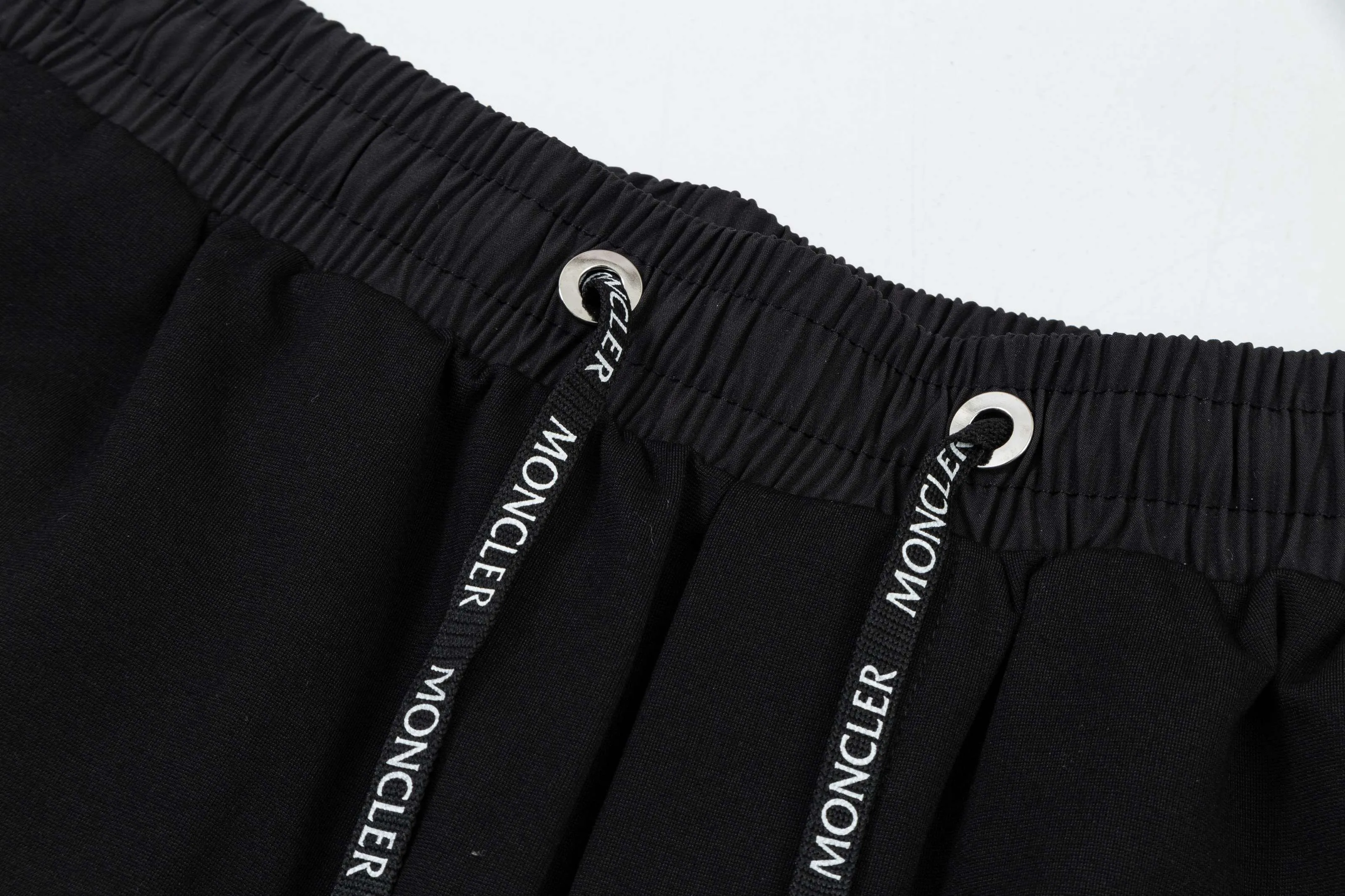 【MONCLER  公式旗艦店】モンクレール   ショートパンツご好評に付き再入荷！250225