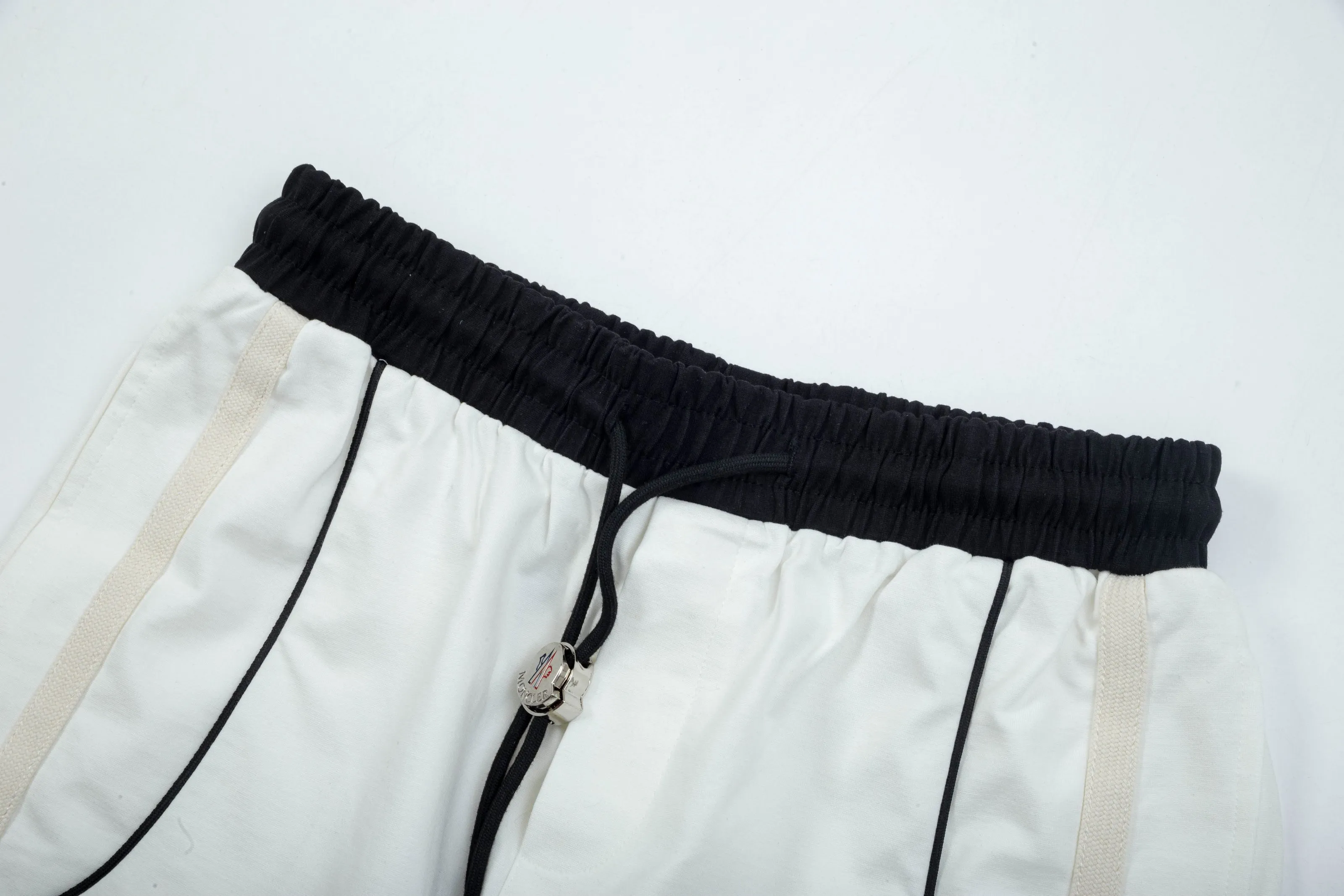 【MONCLER  公式旗艦店】モンクレール   ショートパンツご好評に付き再入荷！250225