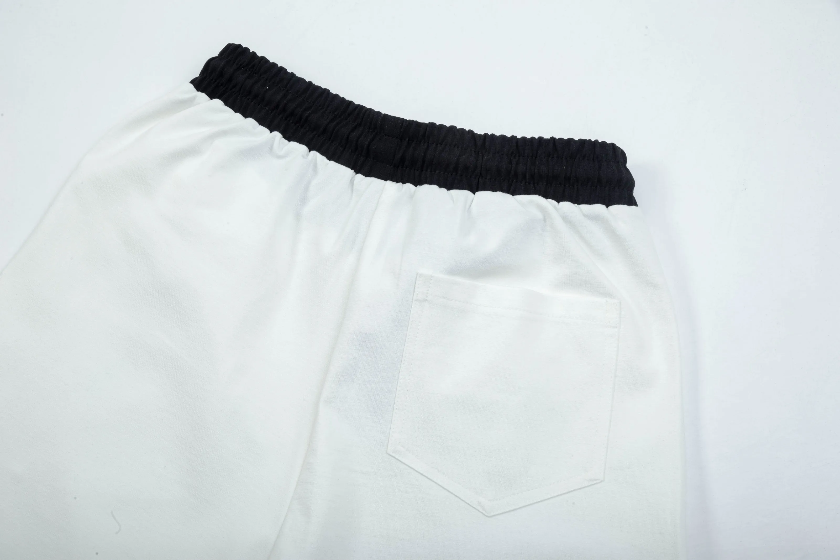 【MONCLER  公式旗艦店】モンクレール   ショートパンツご好評に付き再入荷！250225