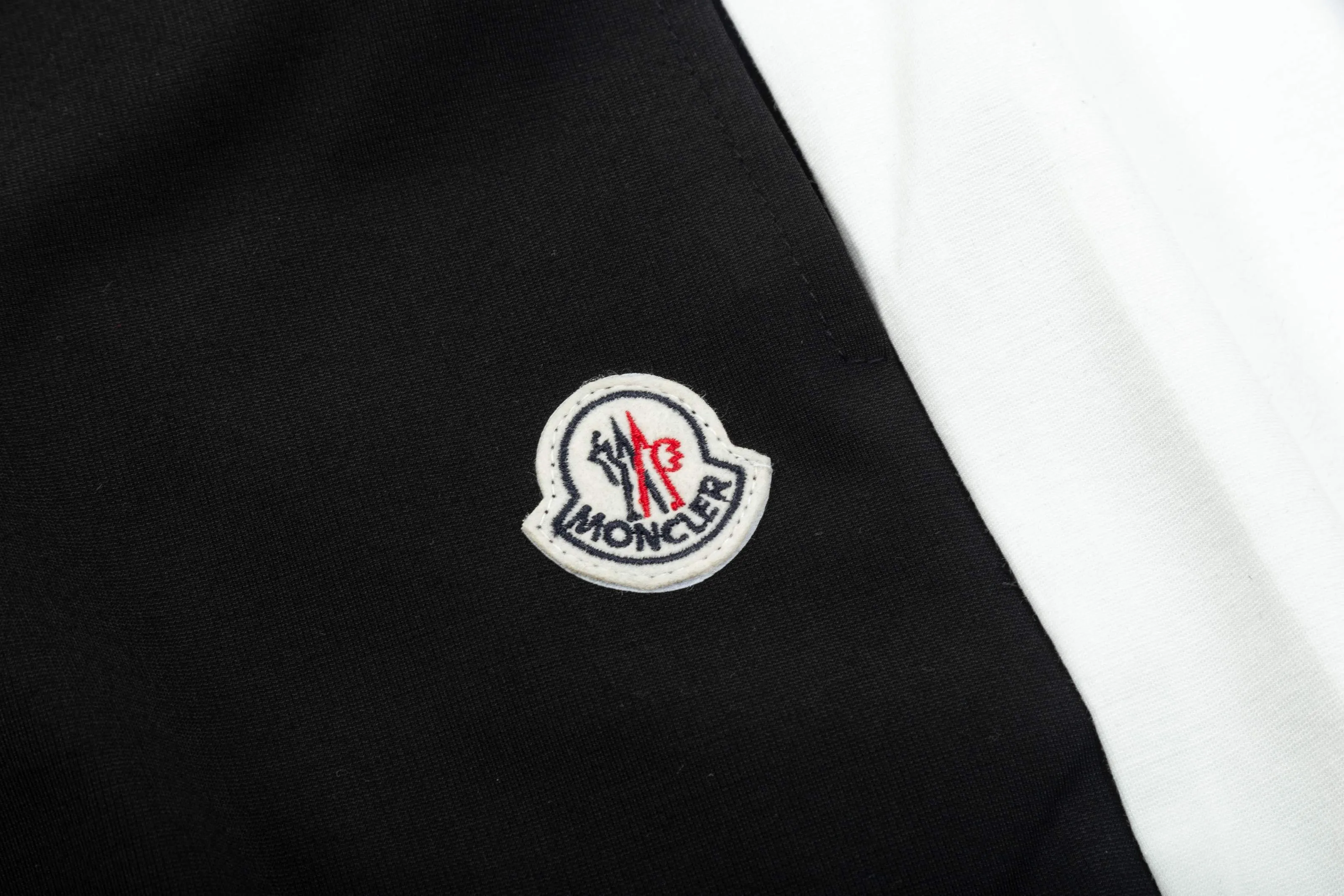 【MONCLER  公式旗艦店】モンクレール   ショートパンツご好評に付き再入荷！250225