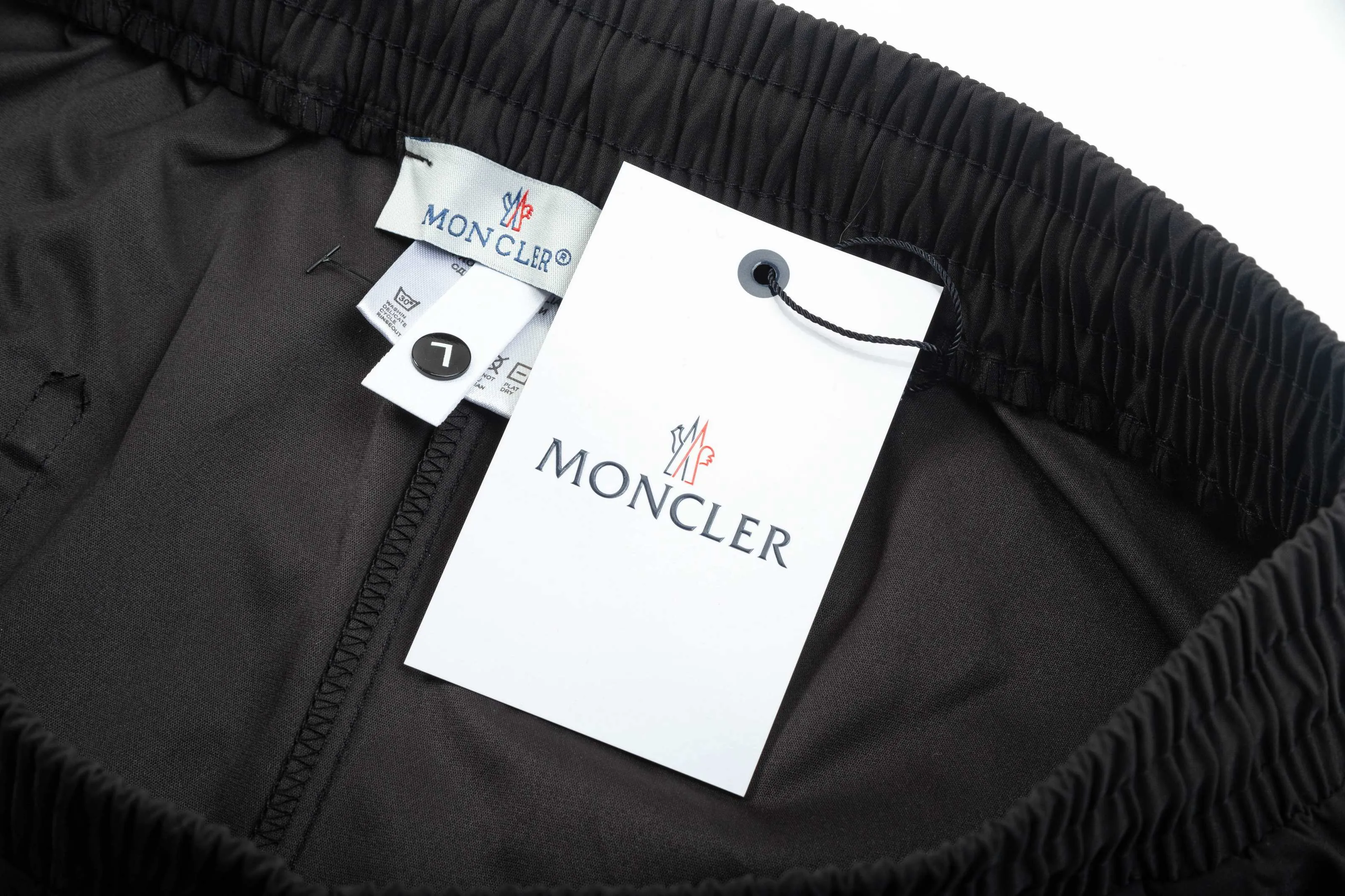 【MONCLER  公式旗艦店】モンクレール   ショートパンツご好評に付き再入荷！250225